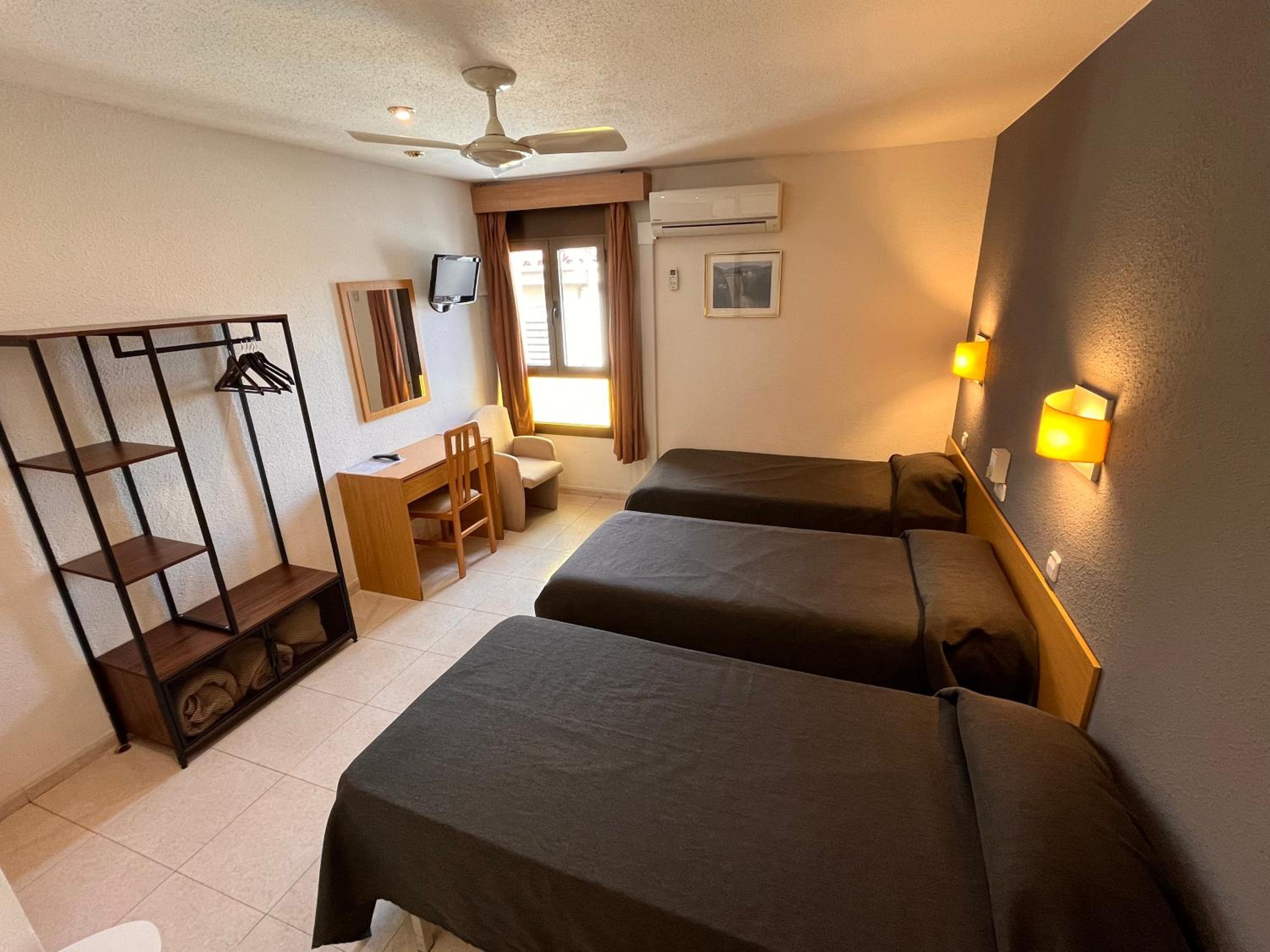 Triple Room with Bath - Photo 1
