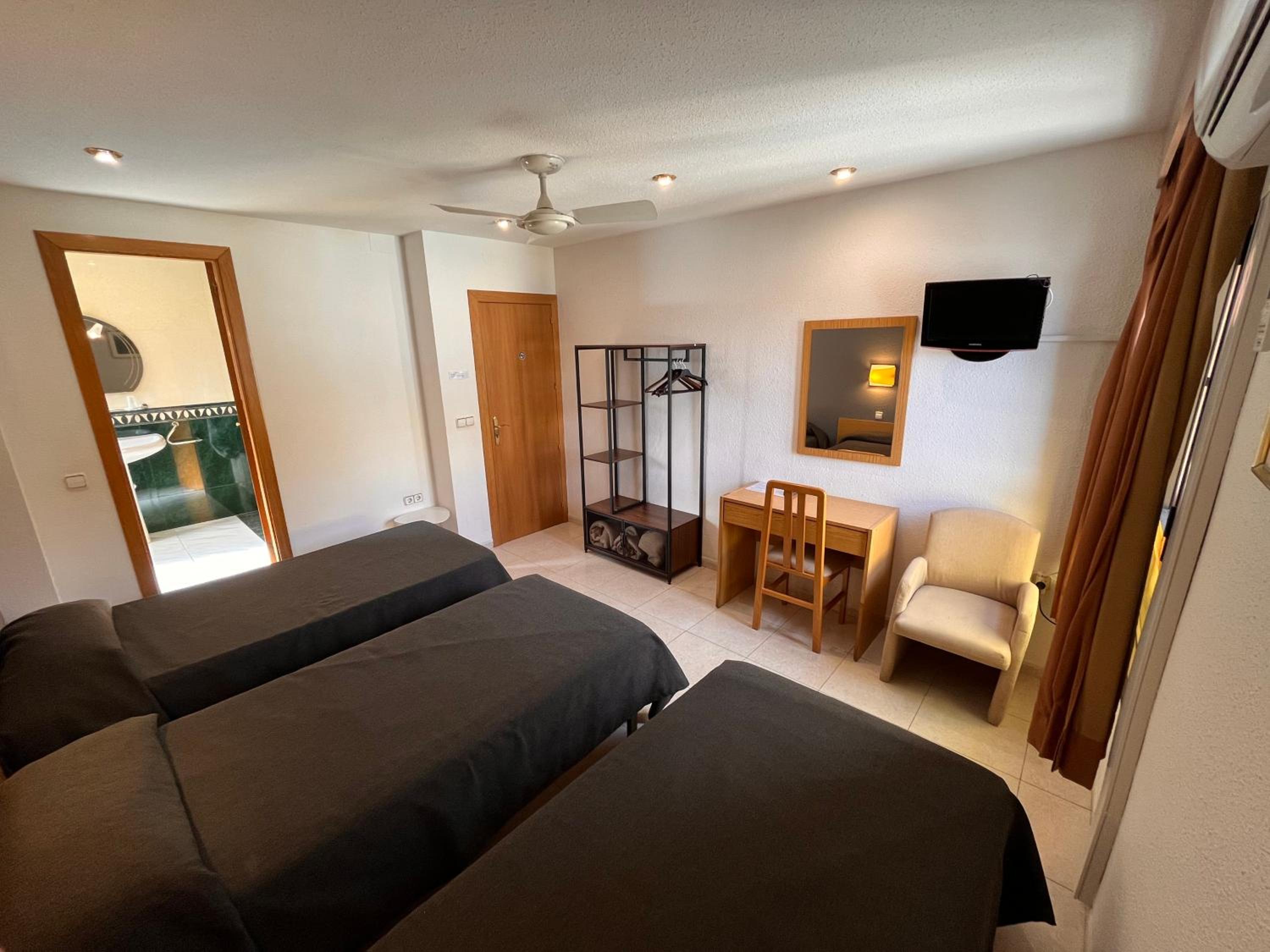 Triple Room with Bath - Photo 2