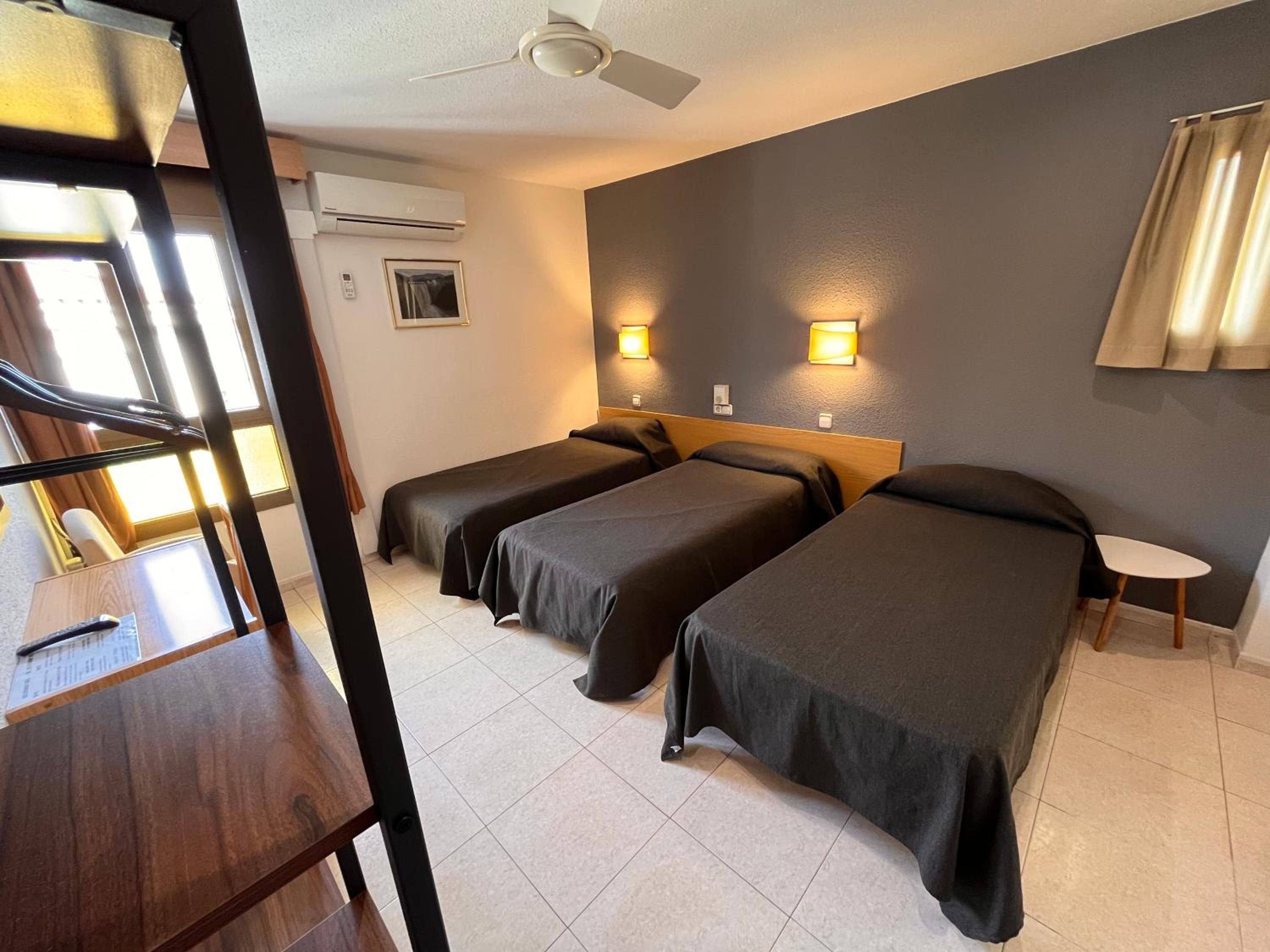 Triple Room with Bath - Photo 4