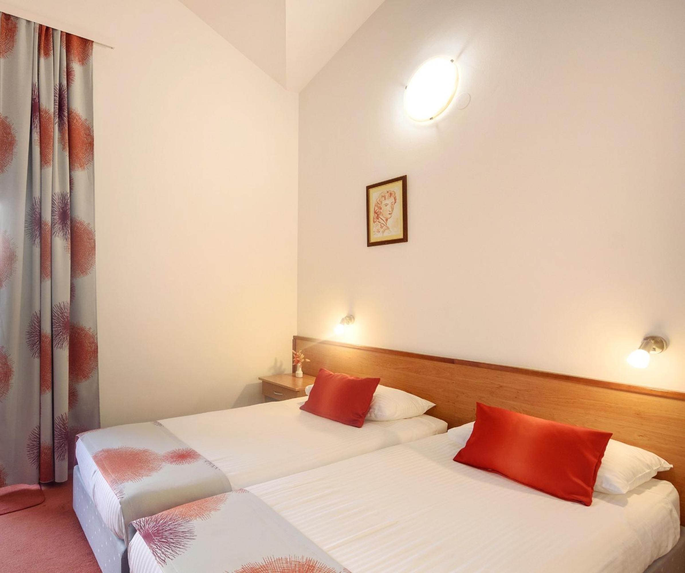Double or Twin Room with Balcony - Photo 1