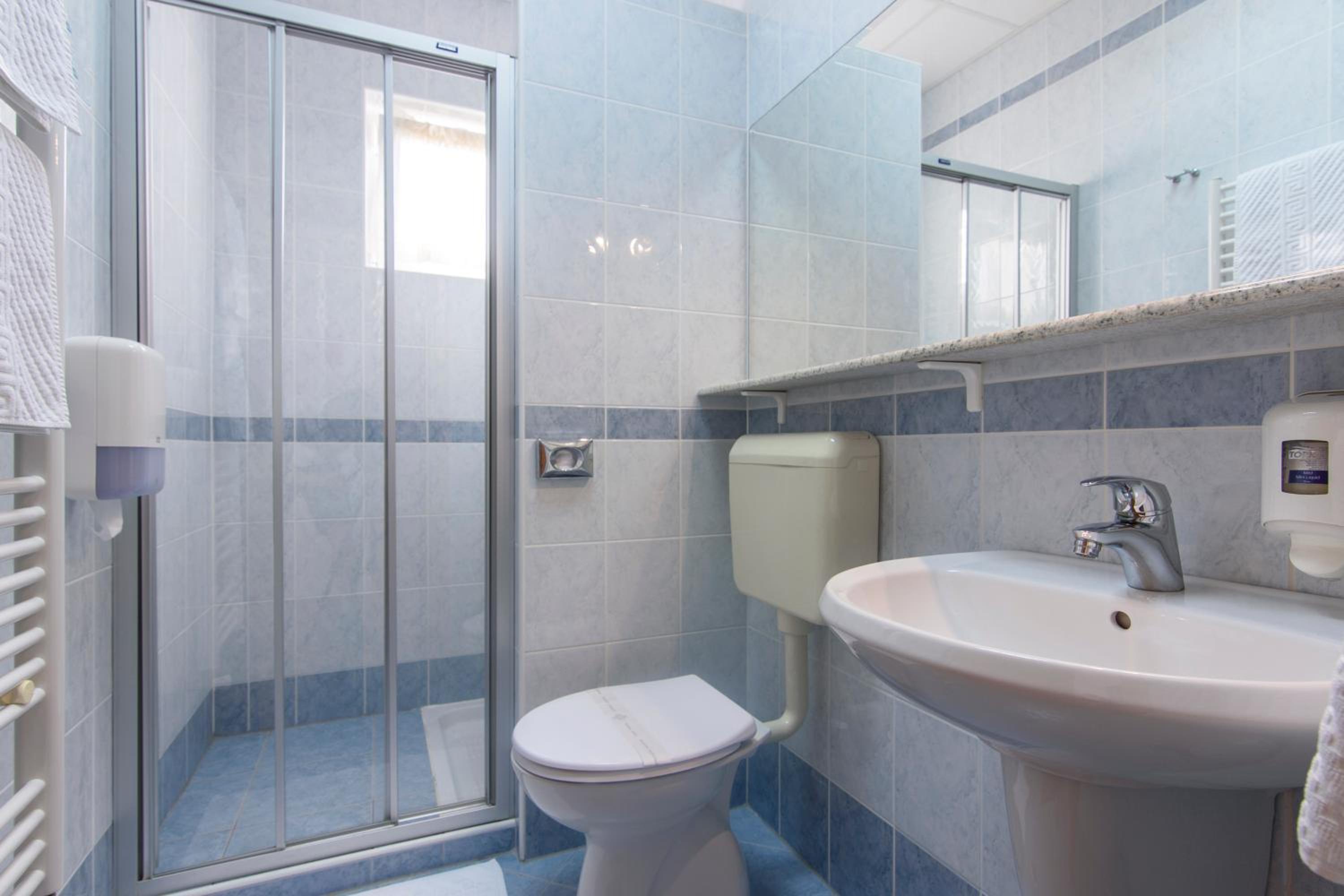 Double or Twin Room with Balcony and Sea View - Photo 5