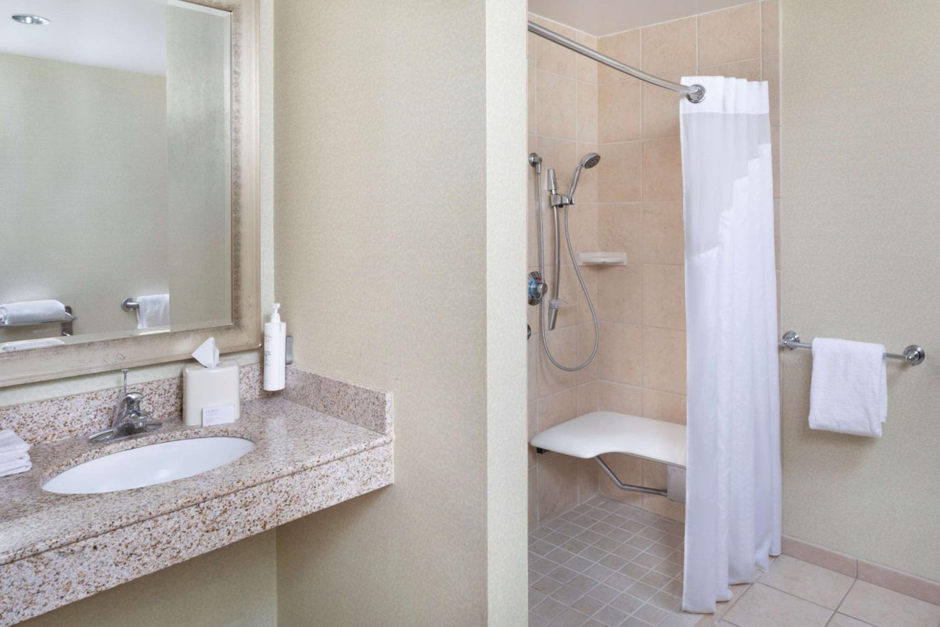 Queen Room with Two Queen Beds and Roll in Shower - Mobility Accessible photo 3