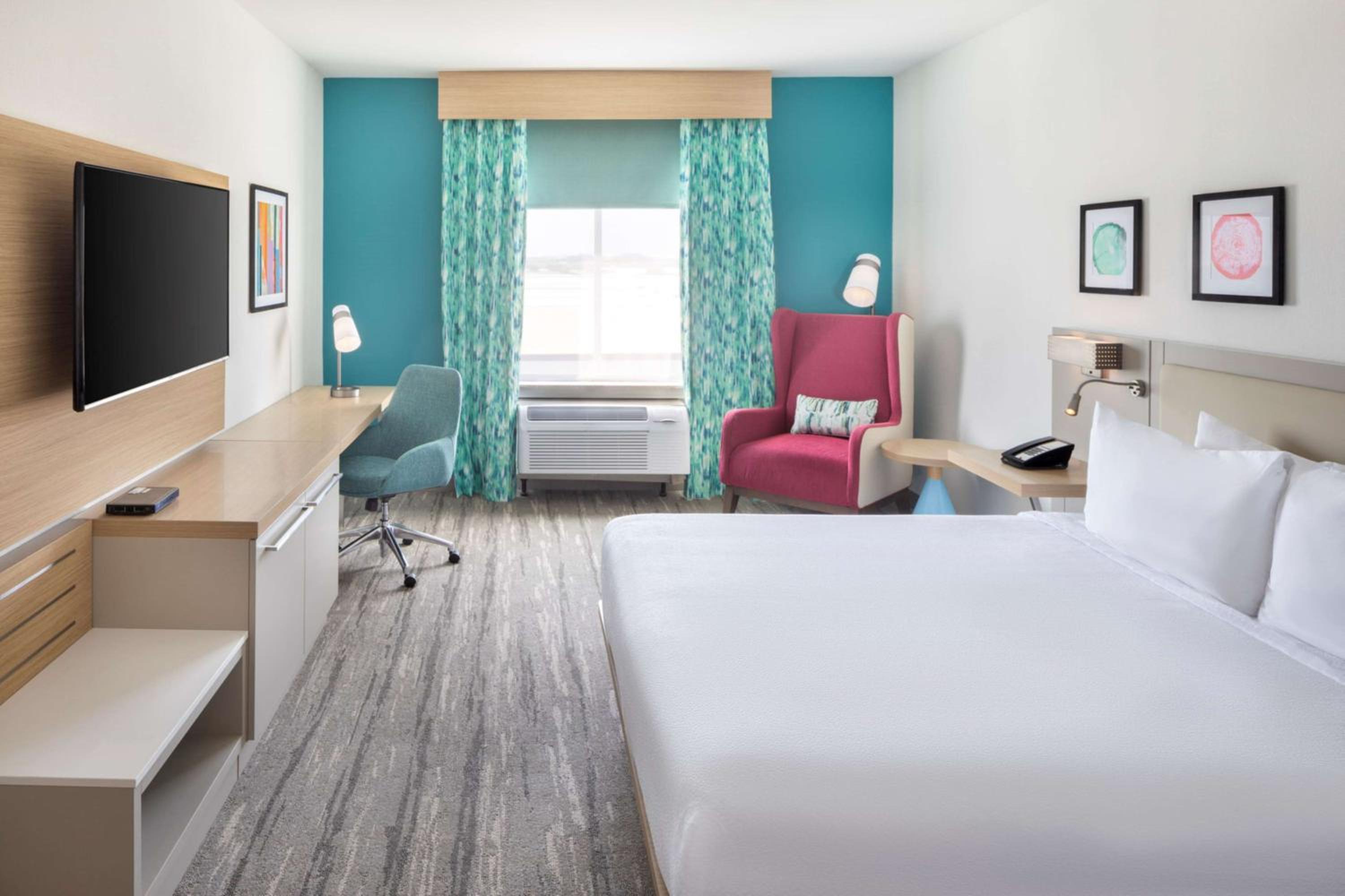 King Room with Roll-In Shower - Mobility Access