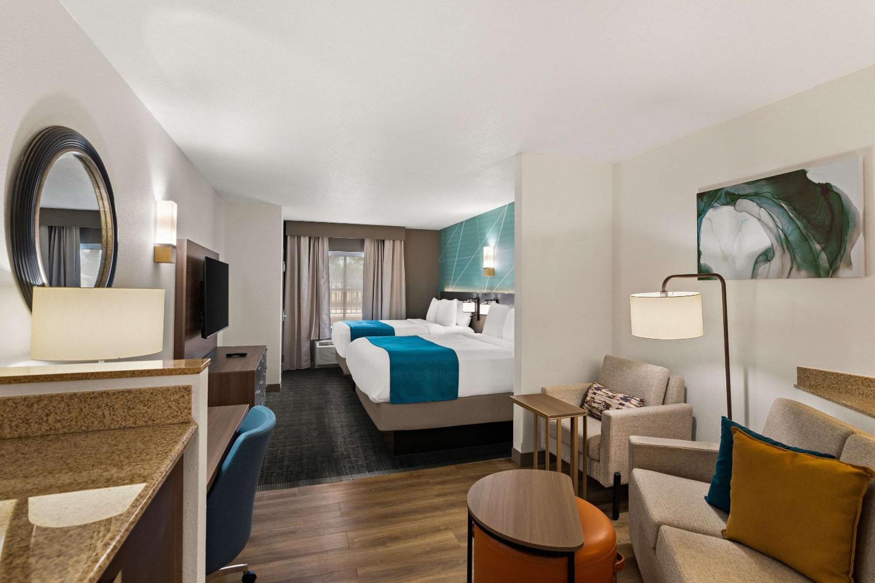 Queen Suite with Two Queen Beds - Photo 1