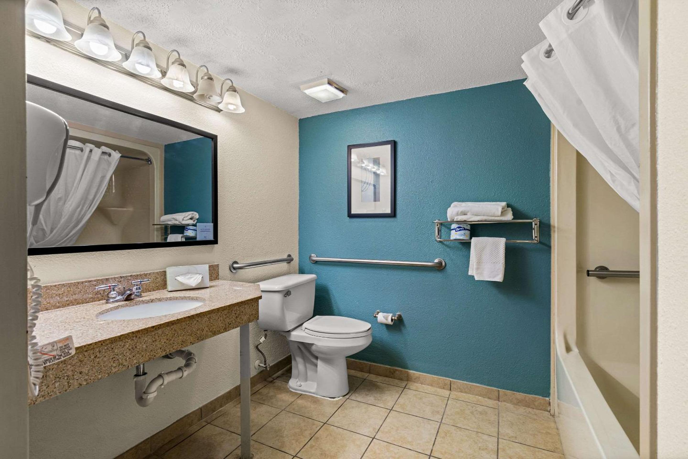 Queen Room - Non-Smoking - Photo 7