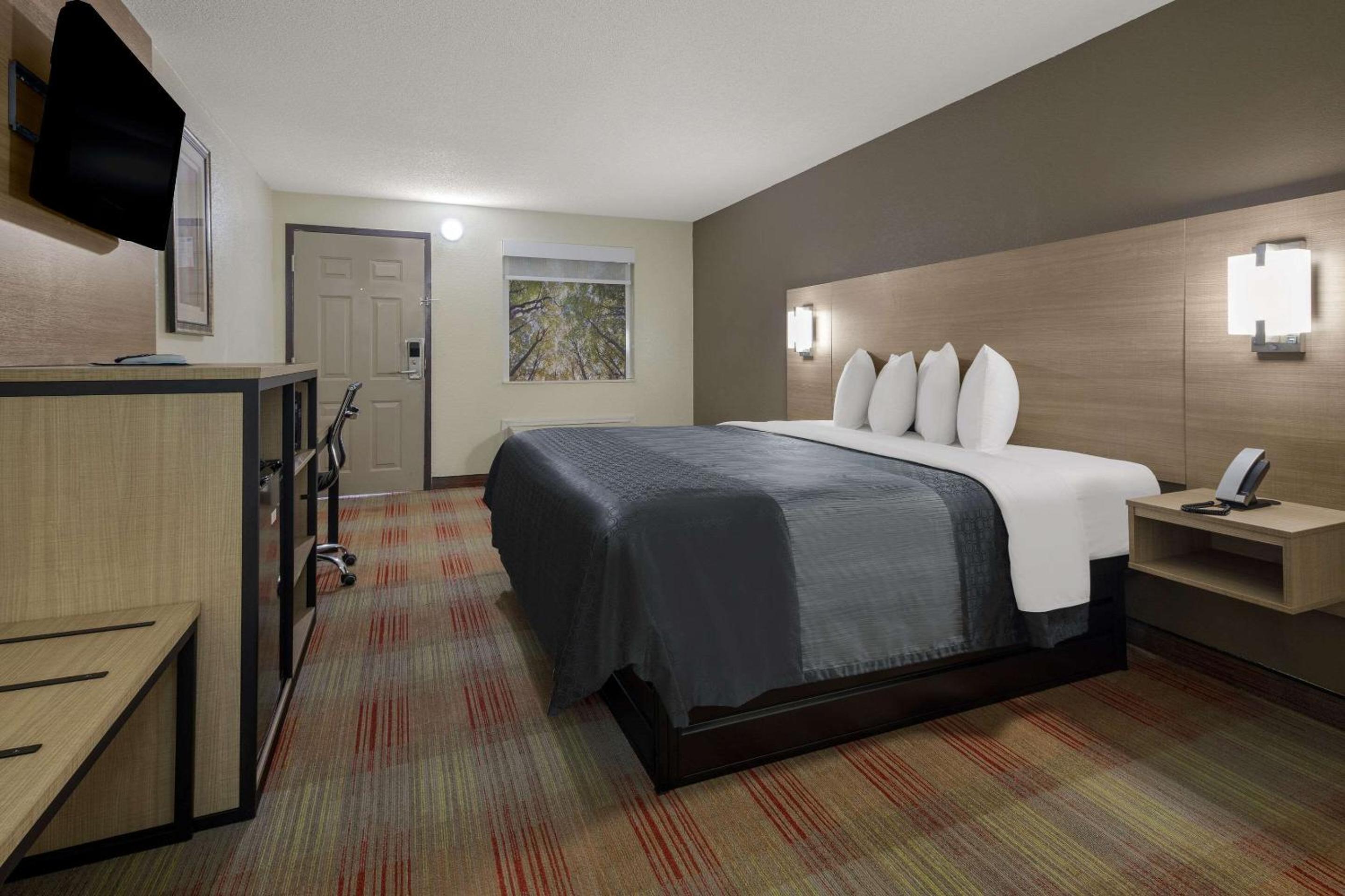King Room - Non-Smoking - Photo 5