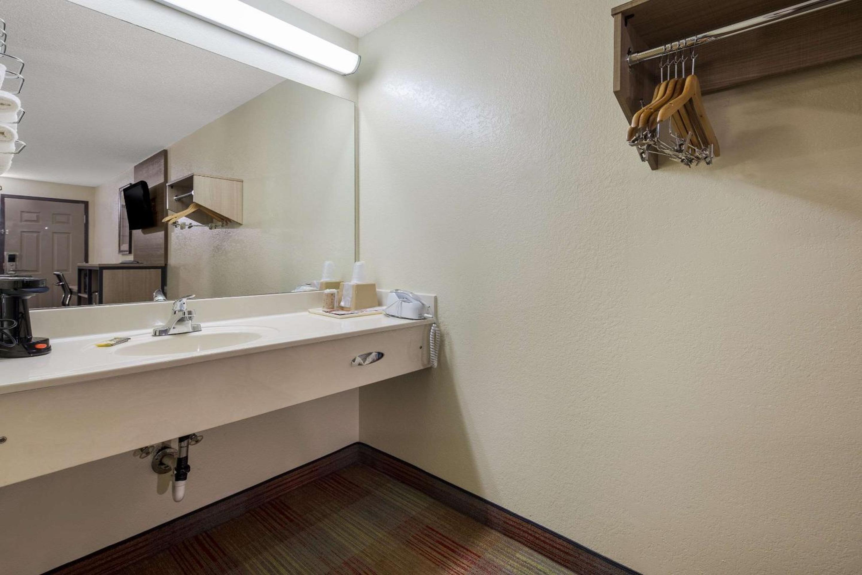 Double Room With One Double Bed -  Non-Smoking - Photo 4