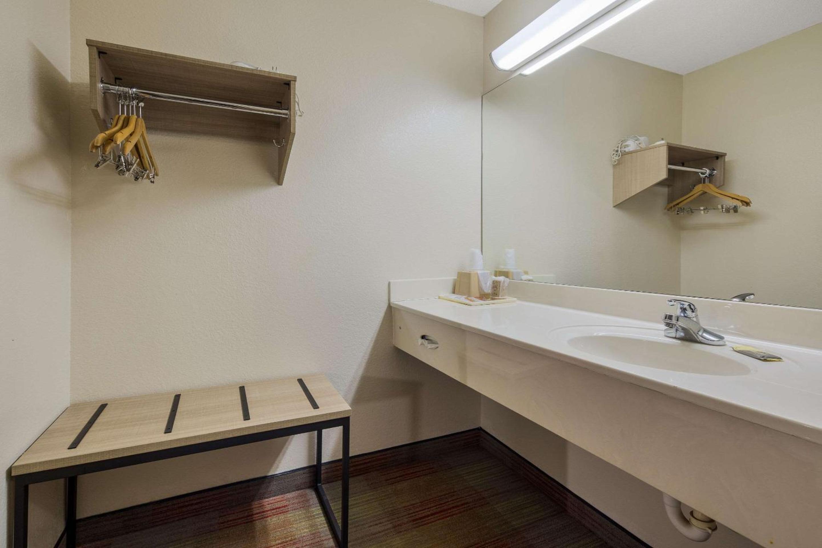 Double Room with Two Double Beds - Non-Smoking - Photo 2