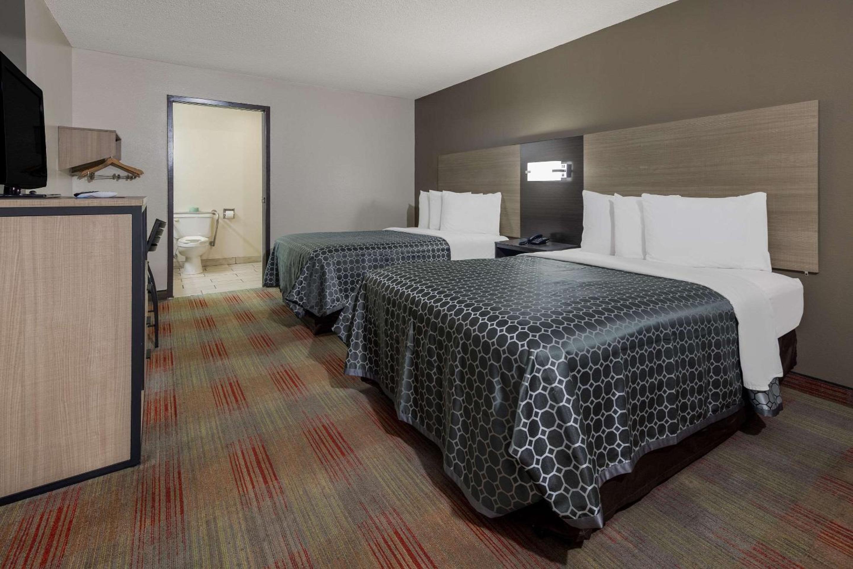 Double Room with Two Double Beds - Accessible/Non-Smoking - Photo 6