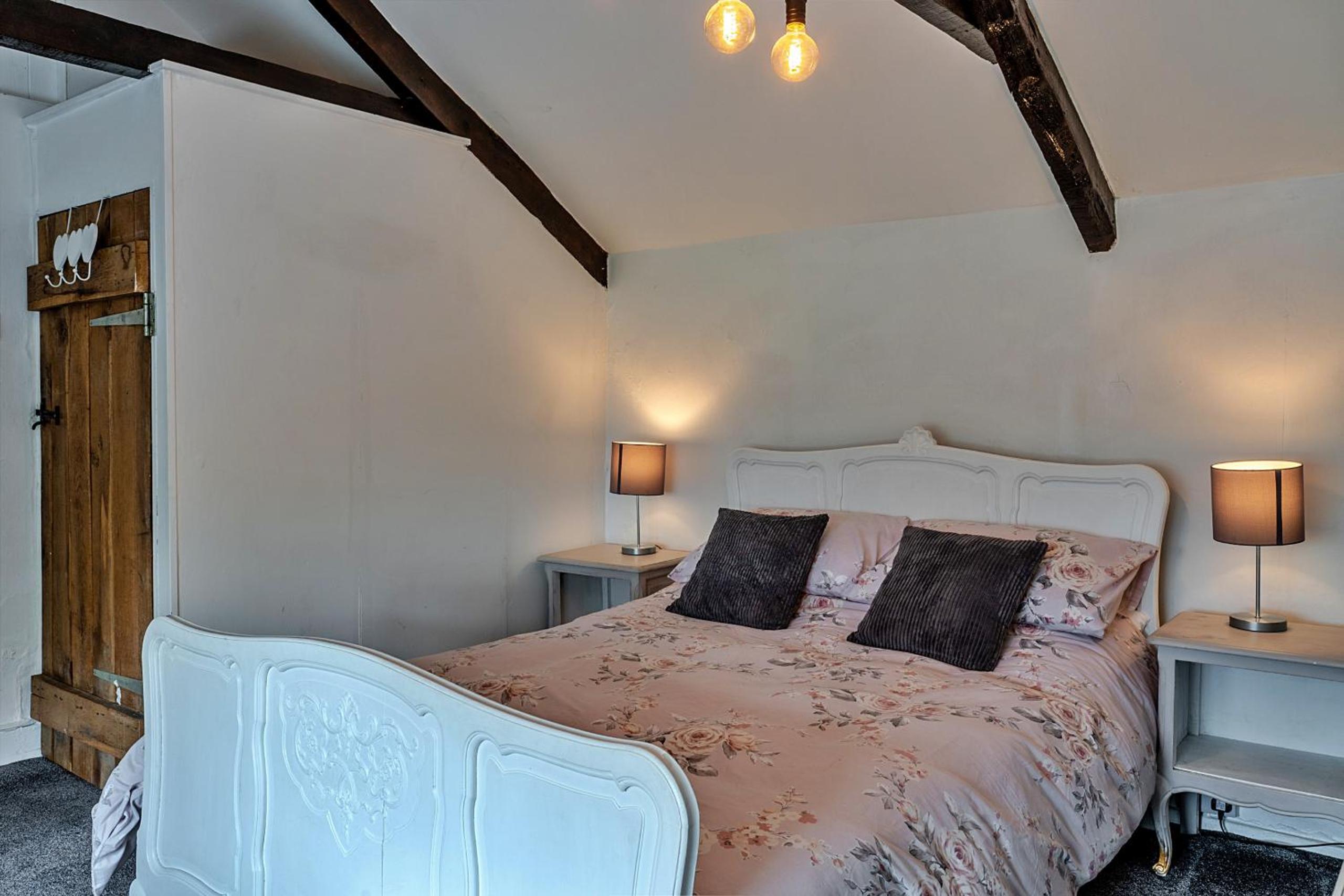 Five-Bedroom House photo 2