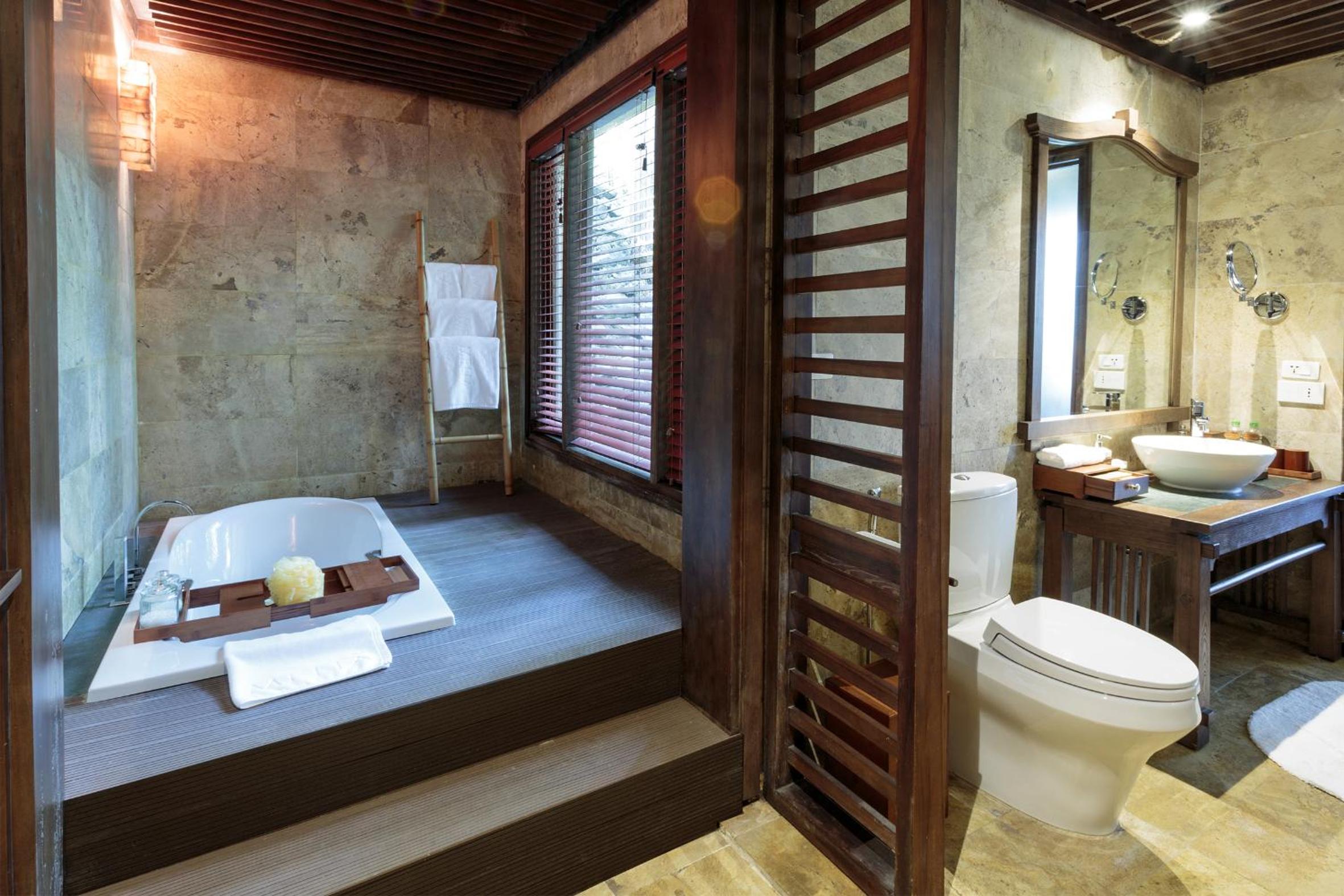 Deluxe Room thumbnail 5