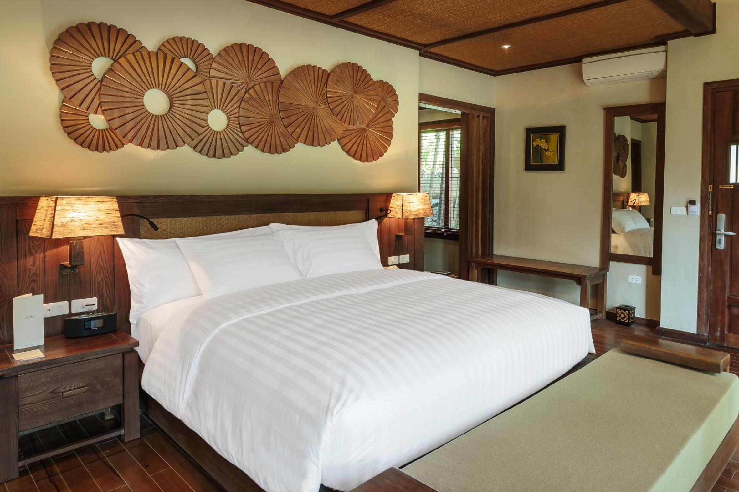 Deluxe Room thumbnail 6