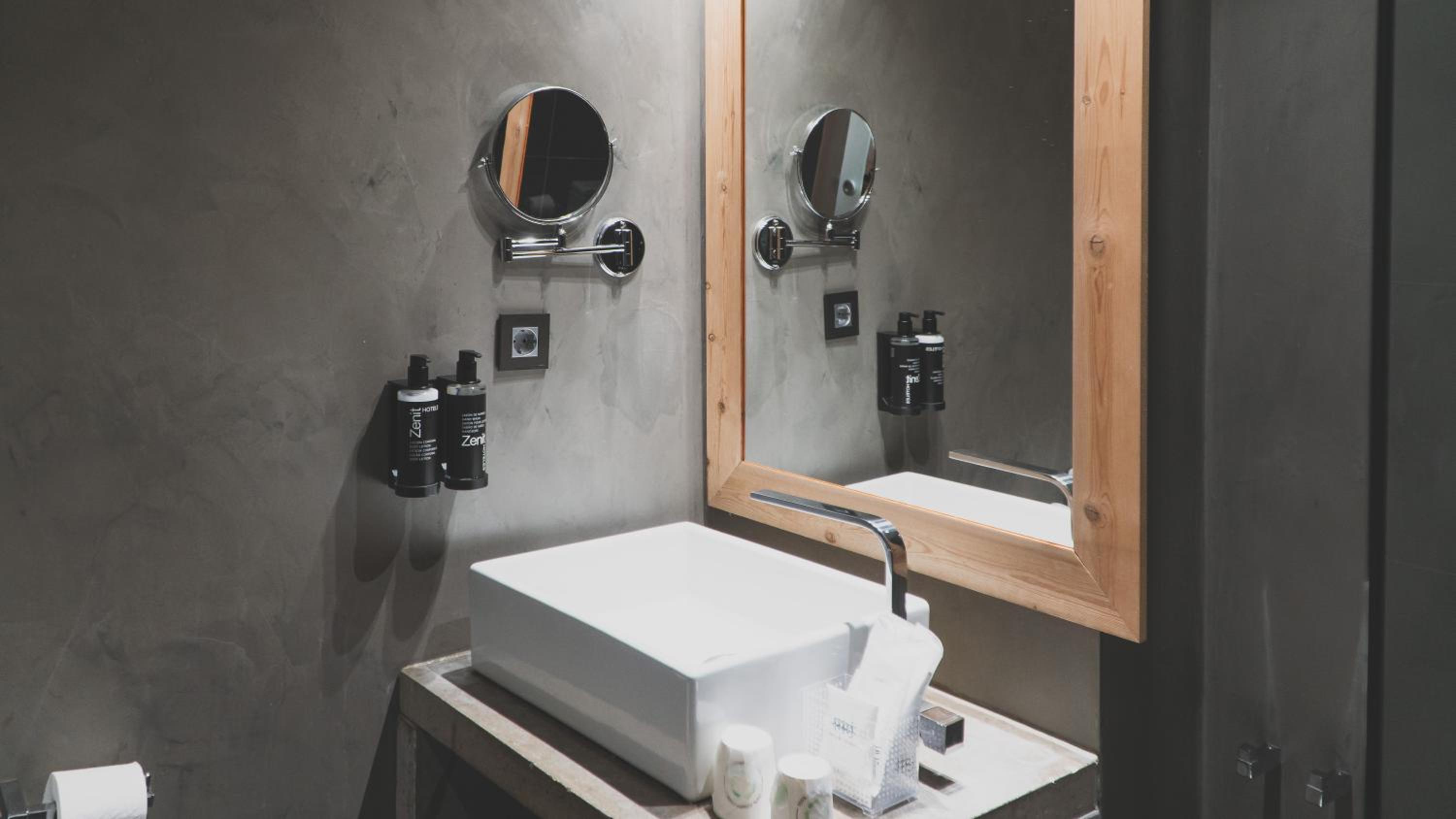 Double or Twin Room - Photo 8