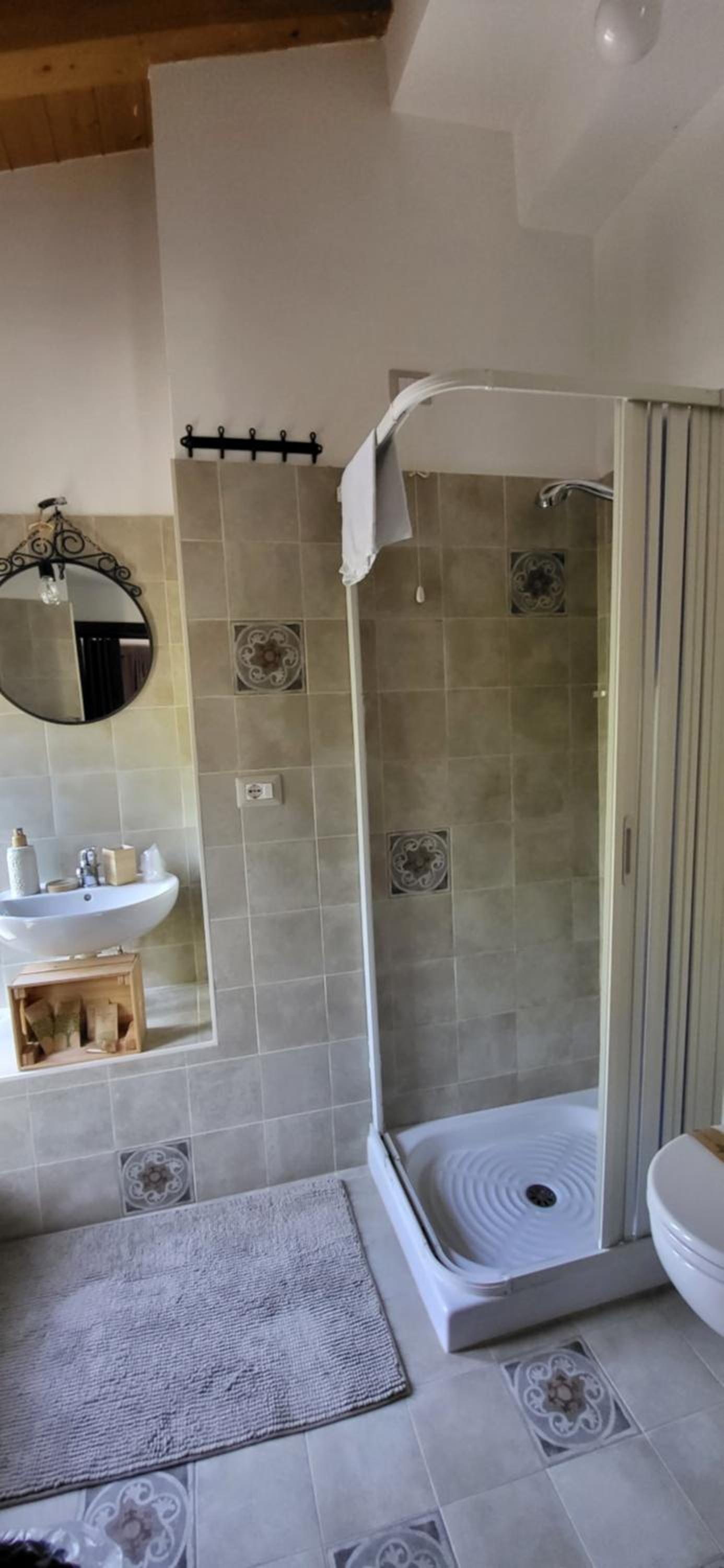 Deluxe Double Room with Balcony - Photo 4