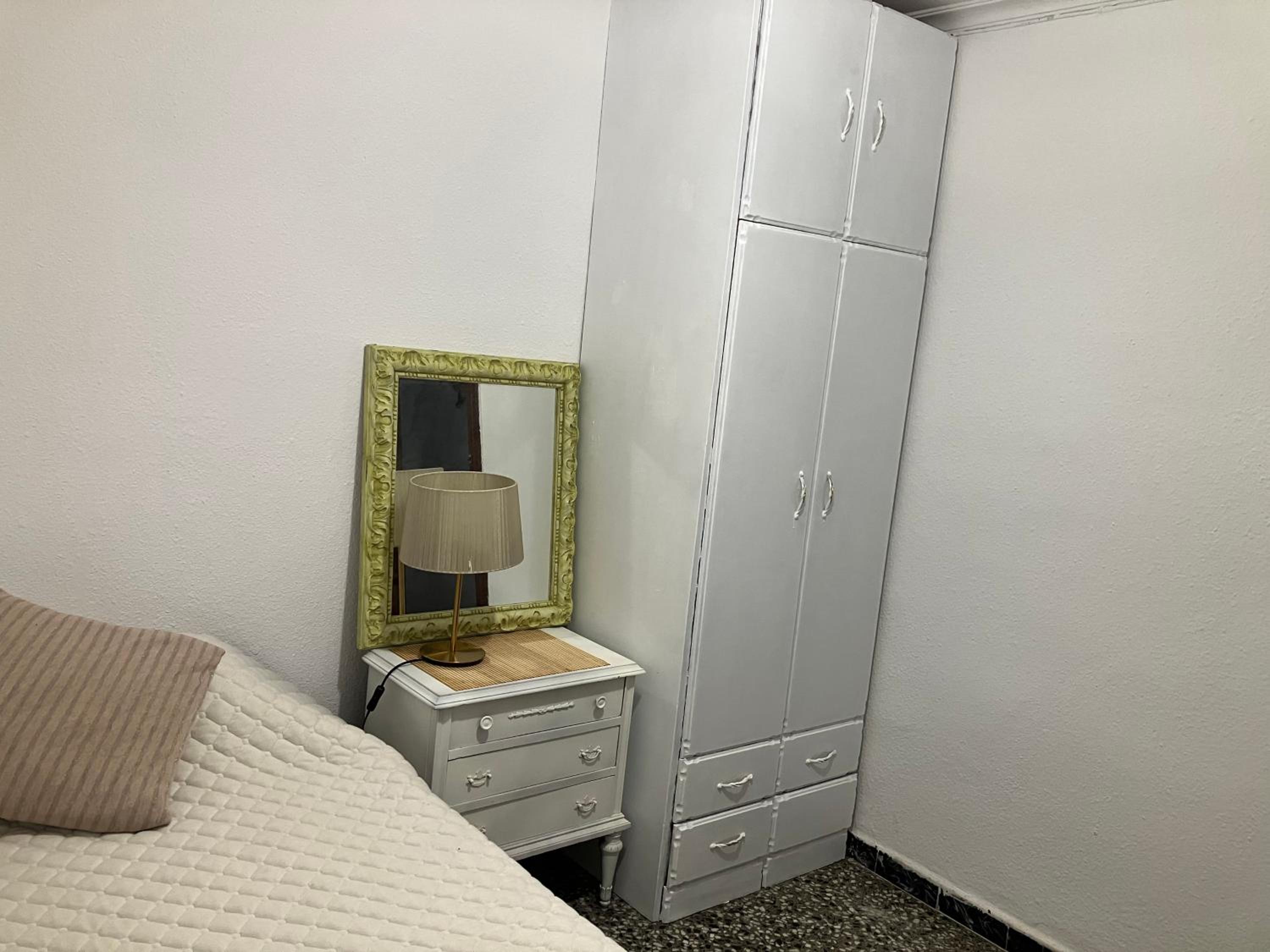Habitación individual con baño compartido