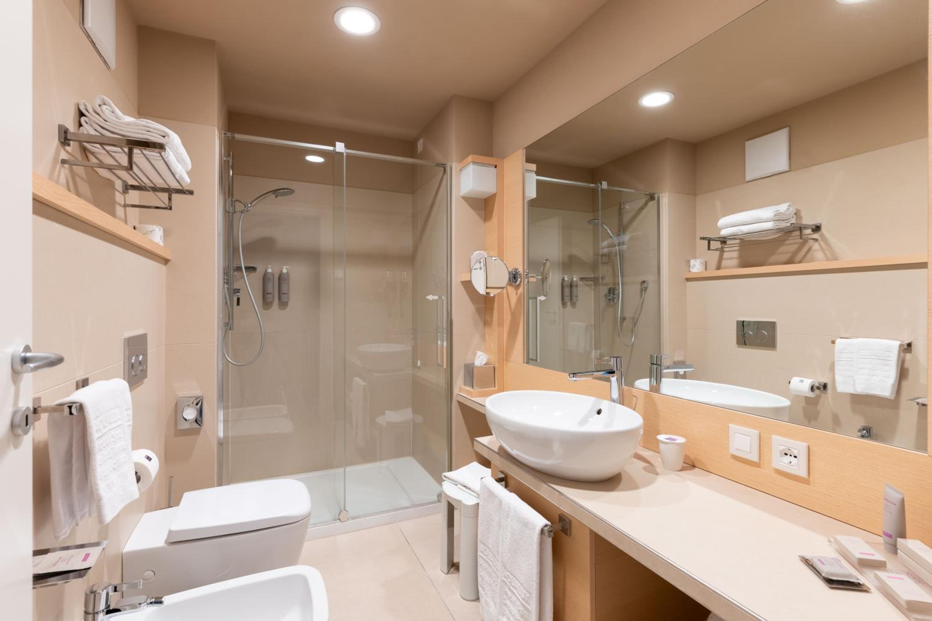 Double or Twin Room with City View - Photo 2
