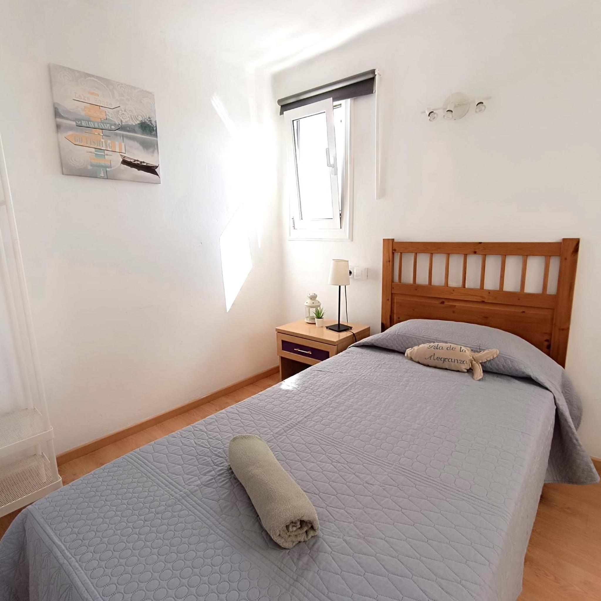Habitación Individual con Baño y Aseo Compartidos