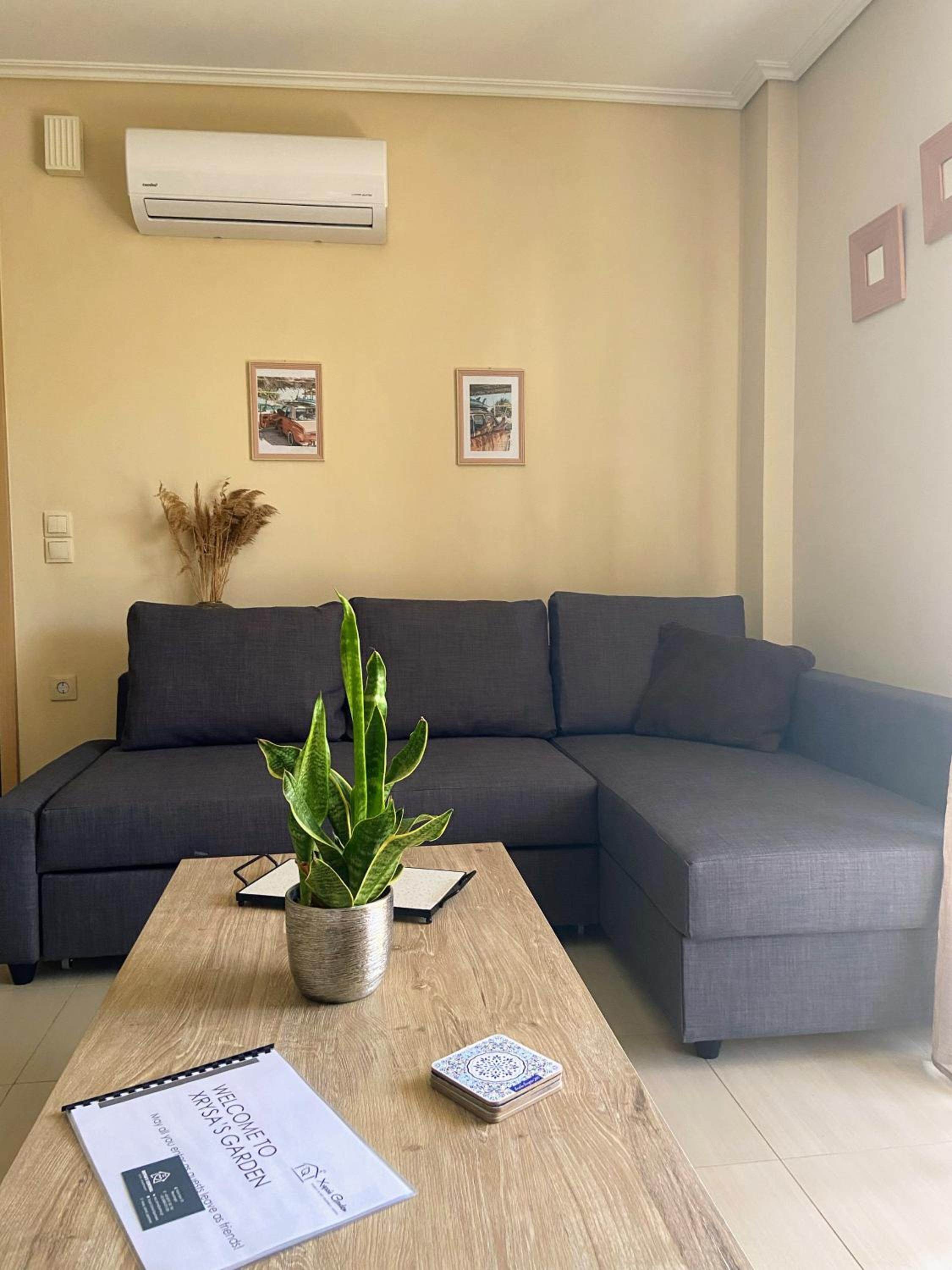 One-Bedroom Apartment - Photo 2