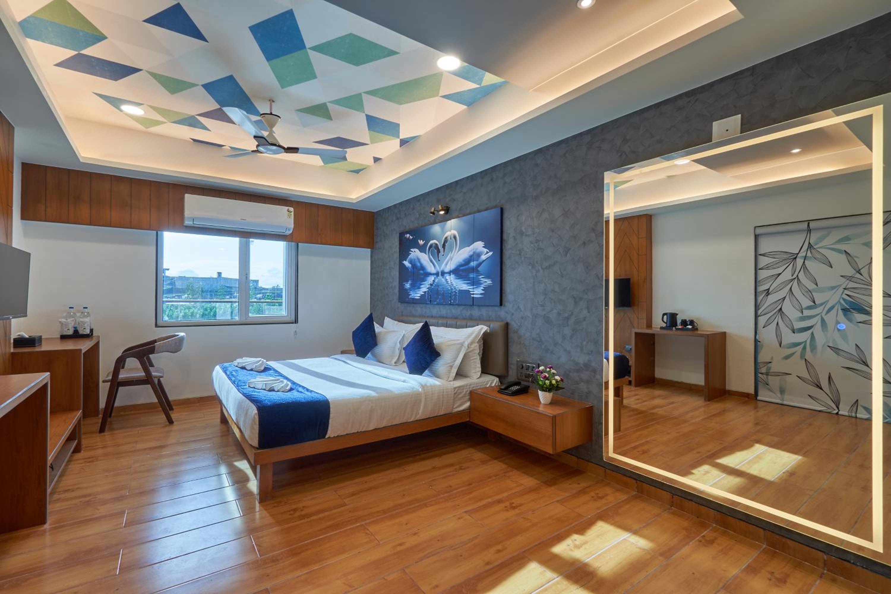 Deluxe King Suite photo 2