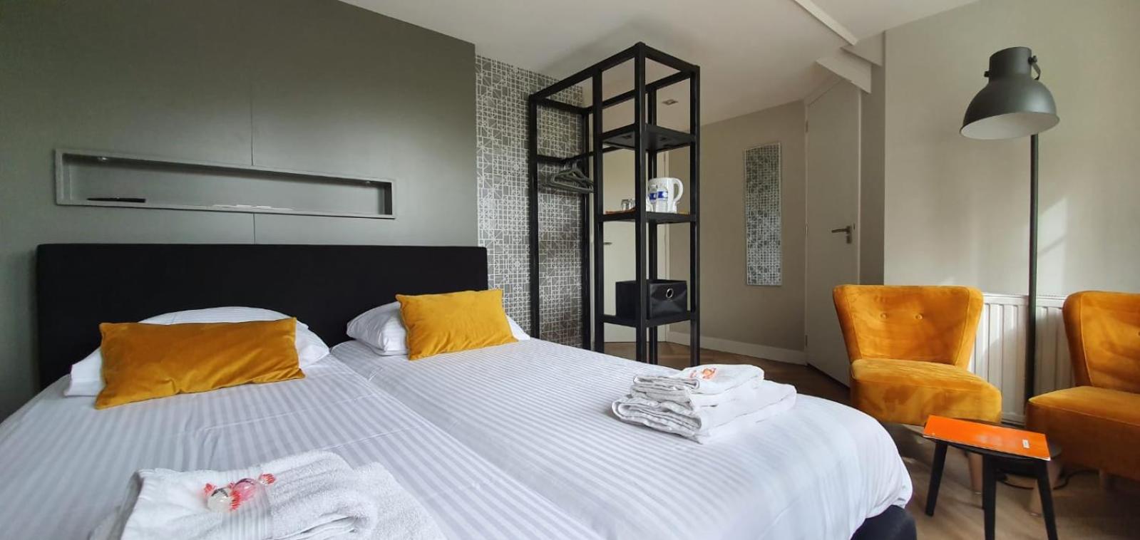 Standard Twin Room - Photo 9