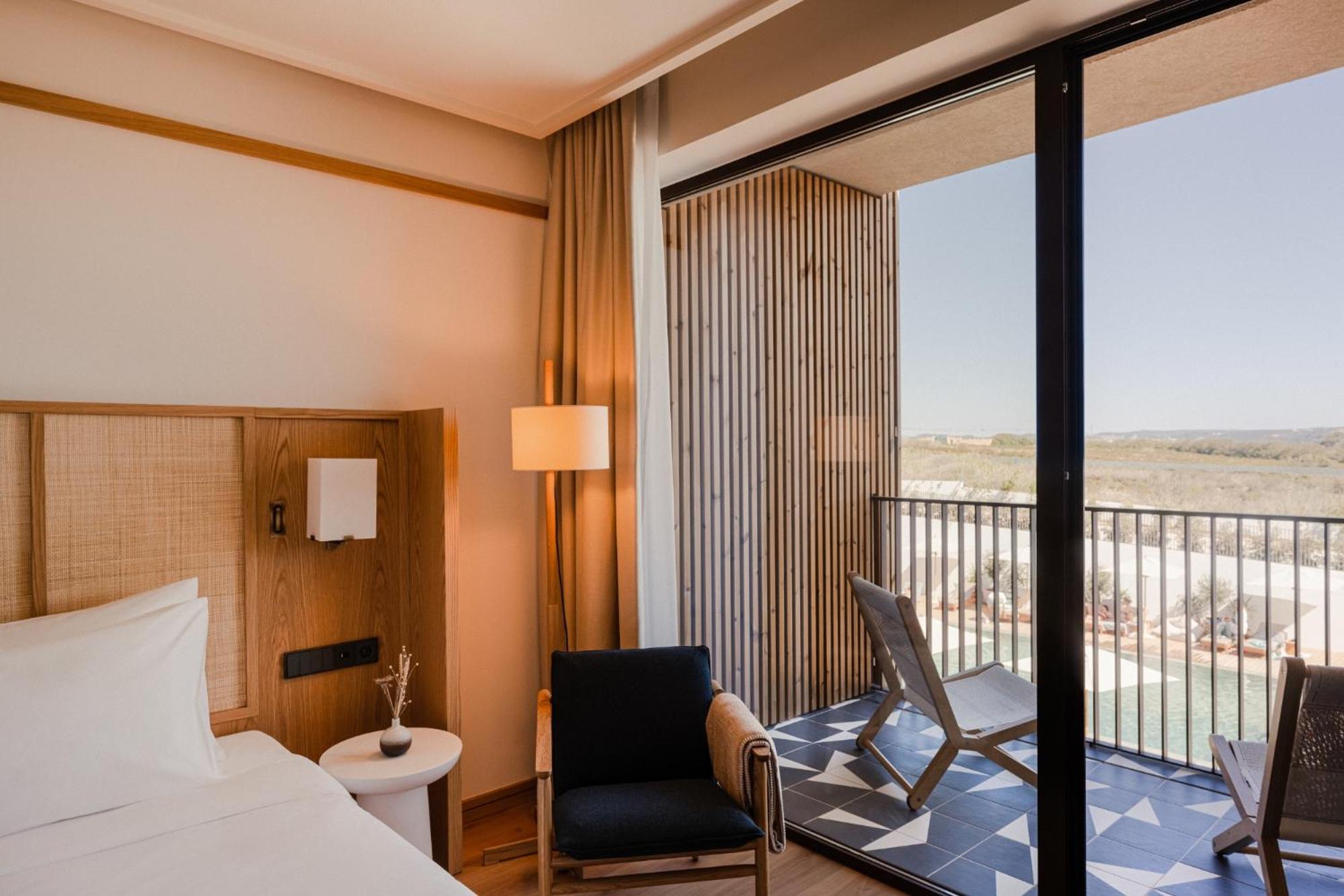Double Room with Balcony and Garden View - Photo 4