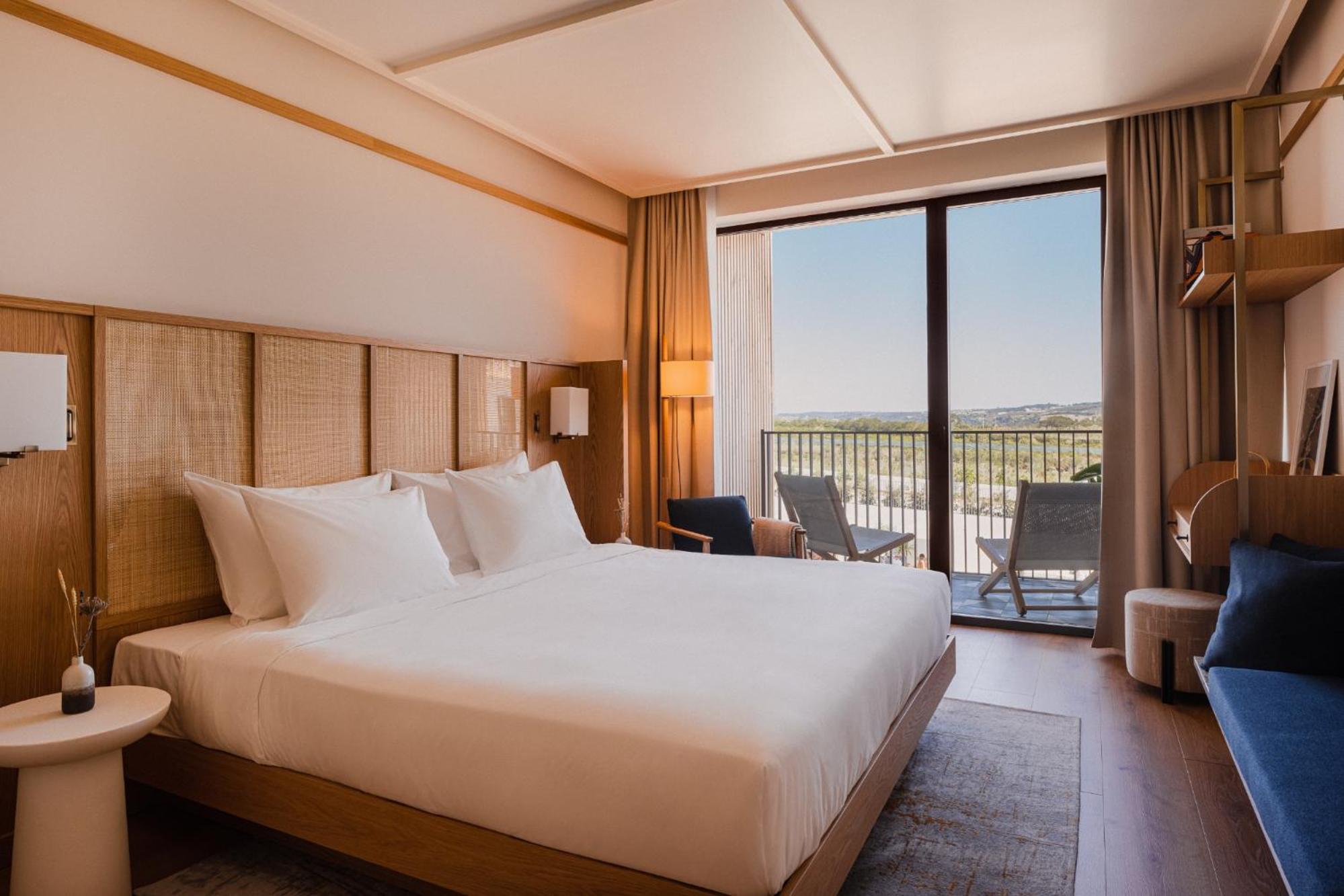 Double Room with Balcony and Garden View - Photo 1