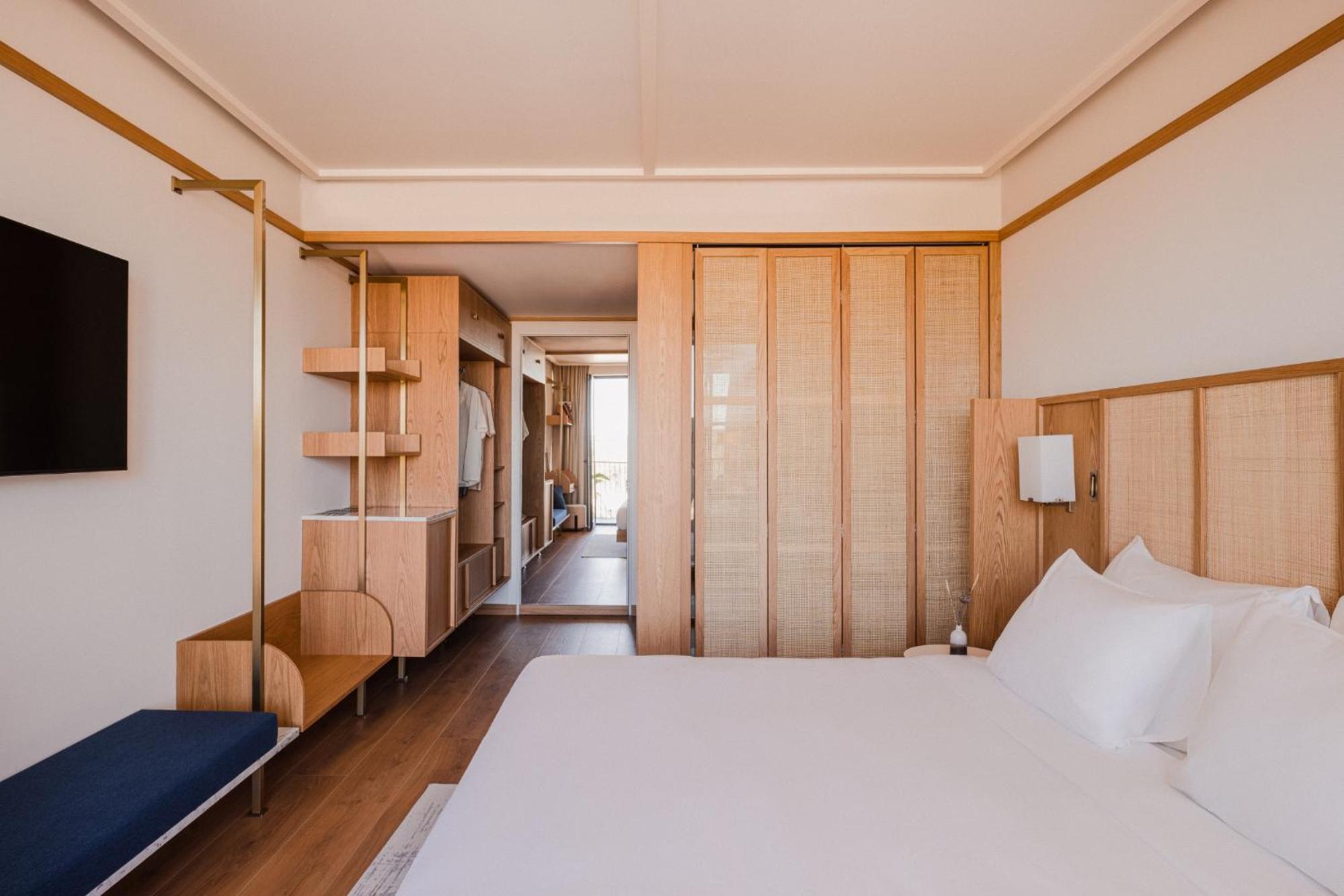 Double Room with Balcony and Garden View - Photo 3