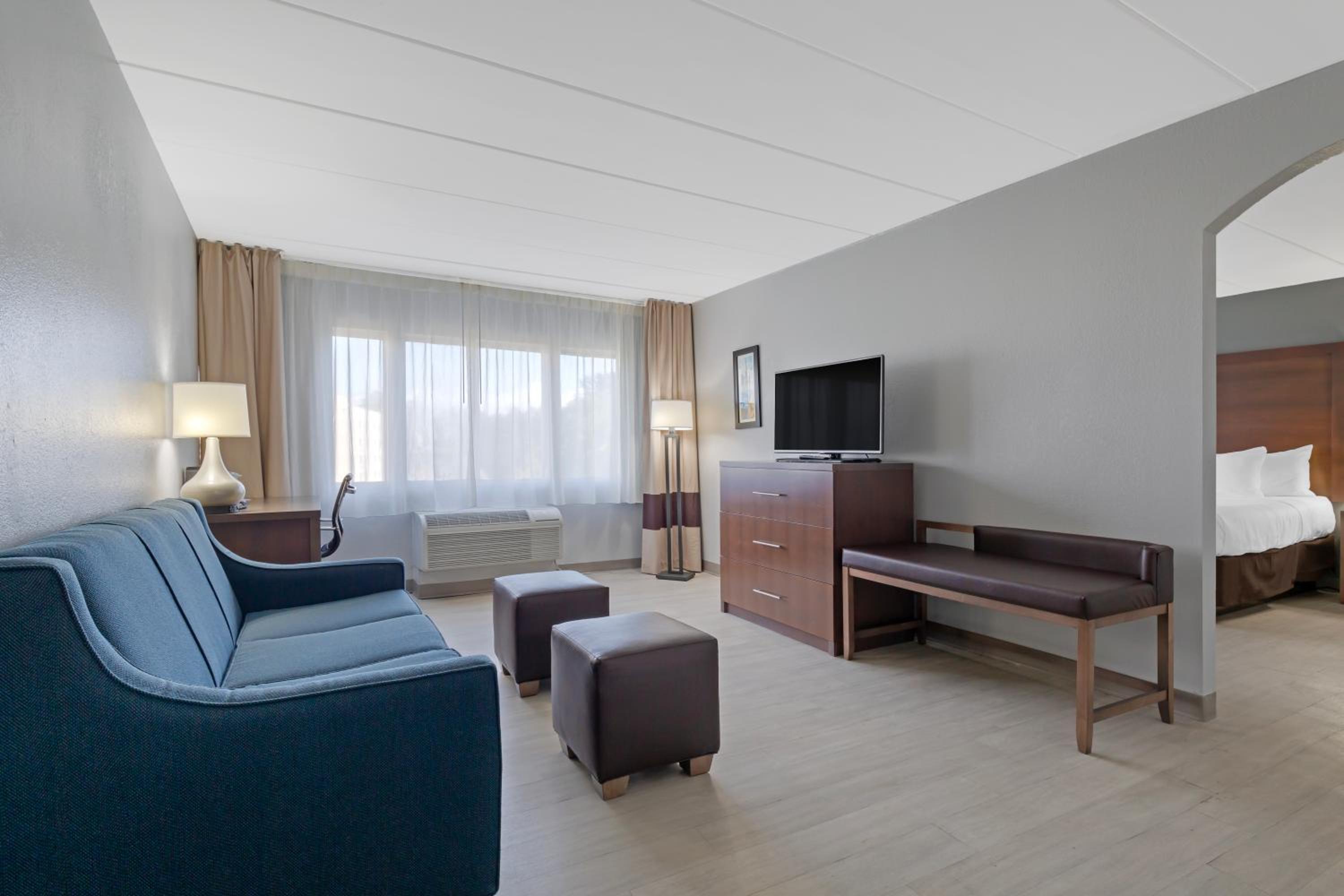 King Suite - Non-Smoking photo 2