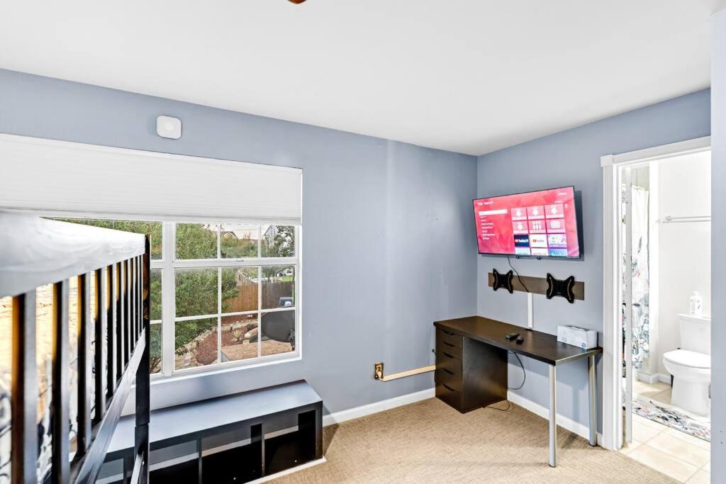 Five-Bedroom House photo 1