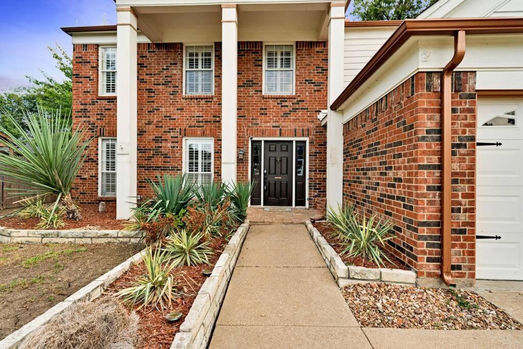 Five-Bedroom House photo 3