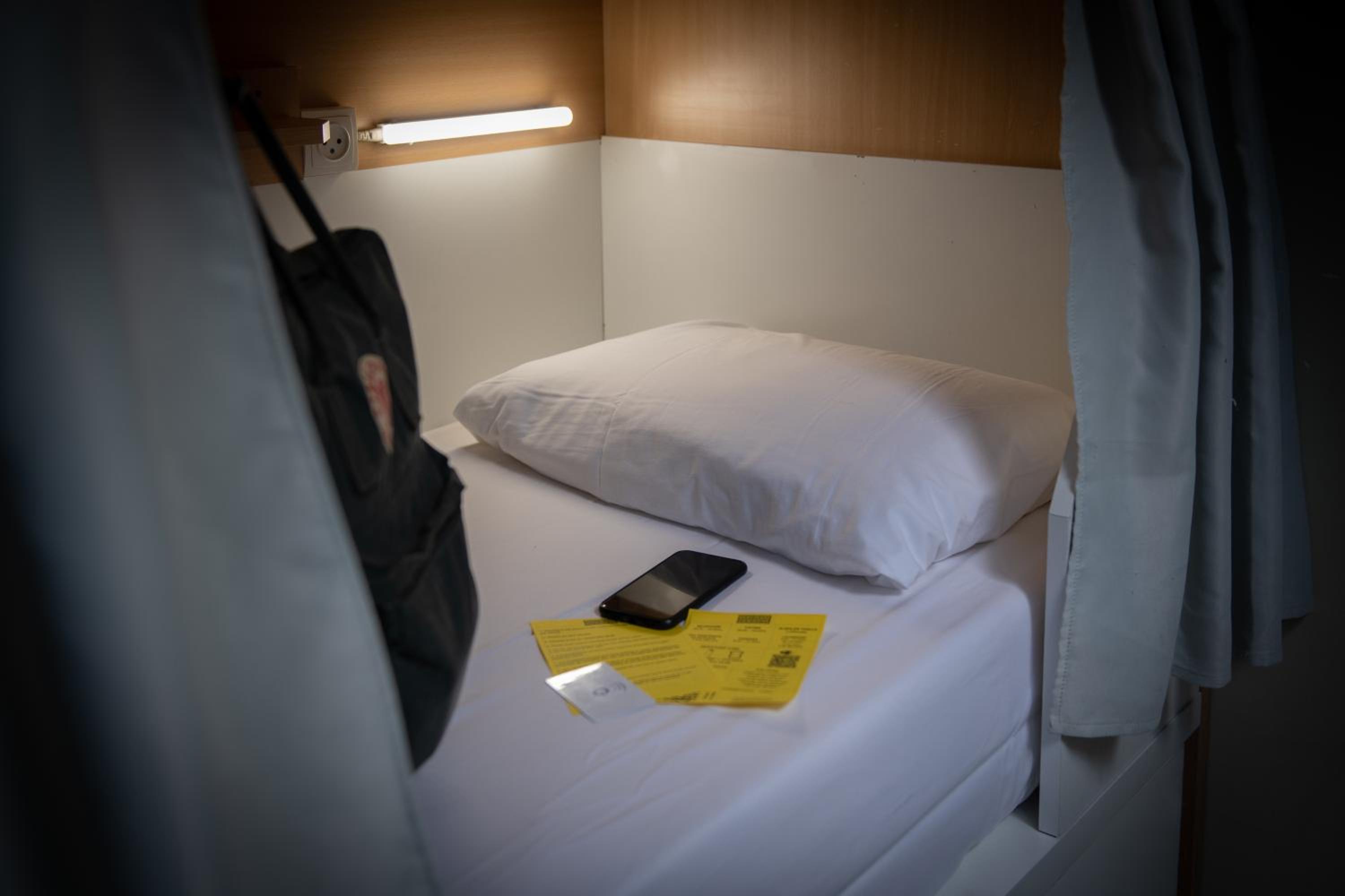 Bed in 12-Bed Mixed Dormitory Room - Shared Bathroom photo 2