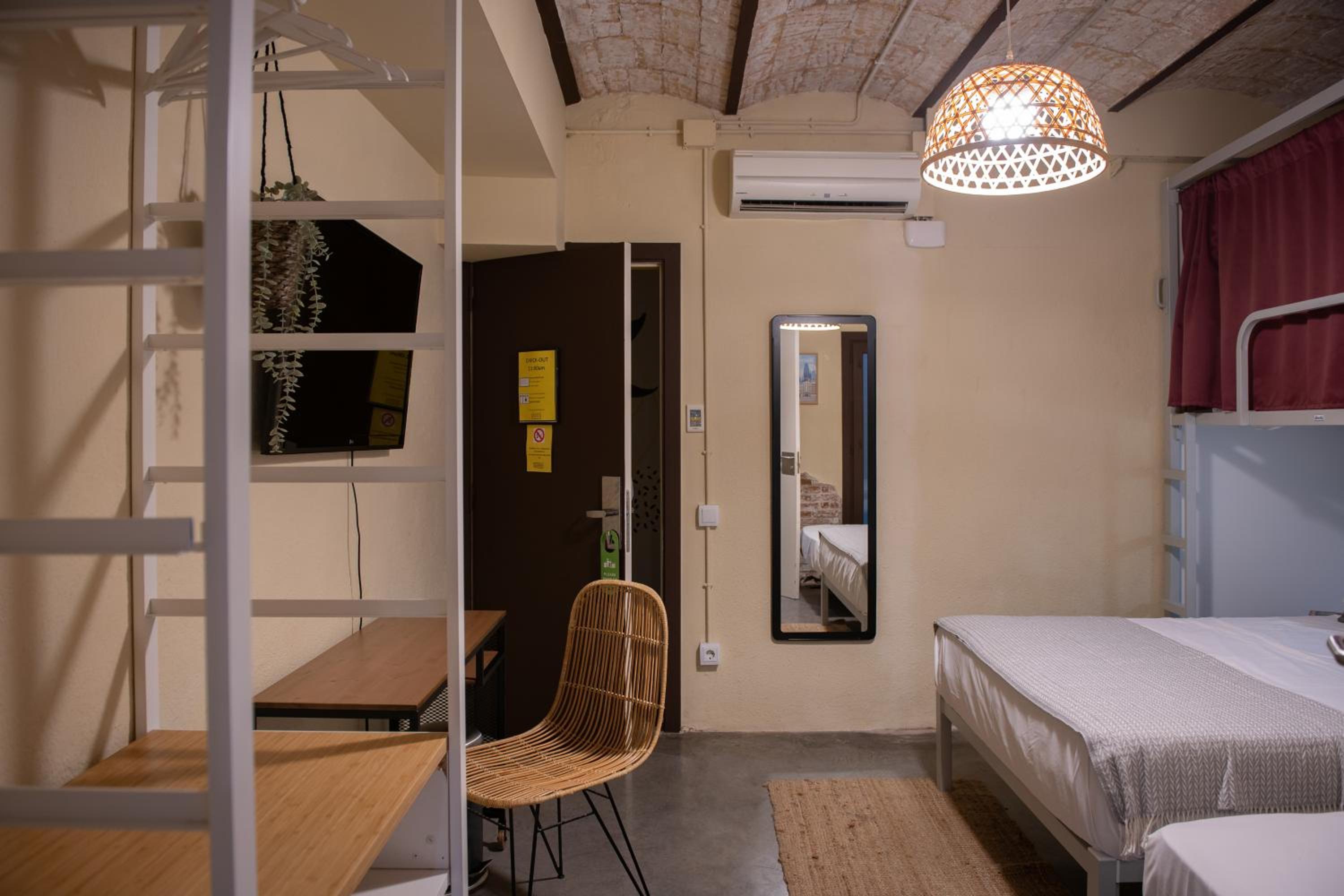Quadruple Room with Private Bathroom photo 3