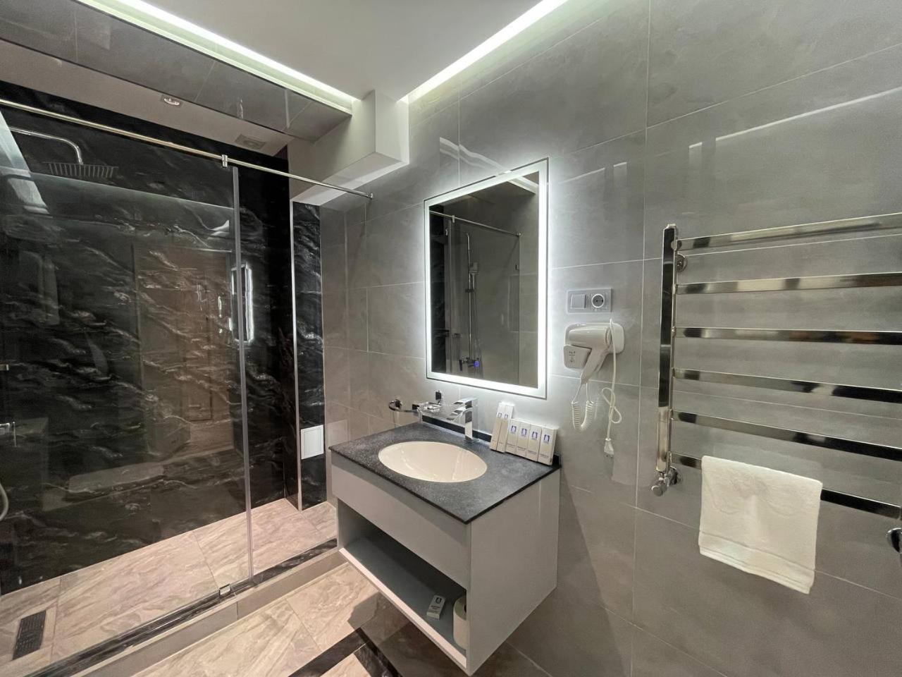 Suite with City View - Photo 9
