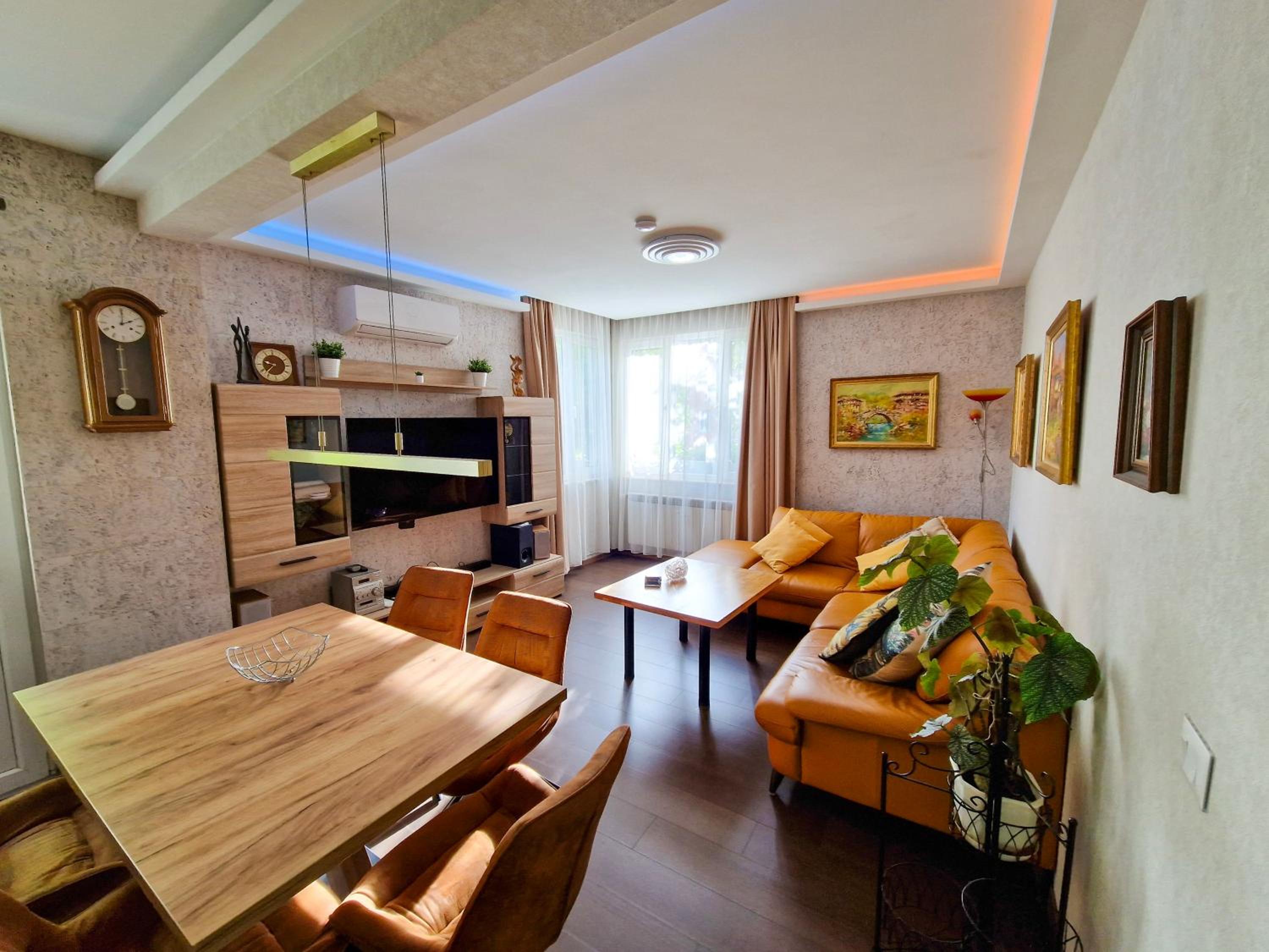 One-Bedroom Apartment - Photo 2