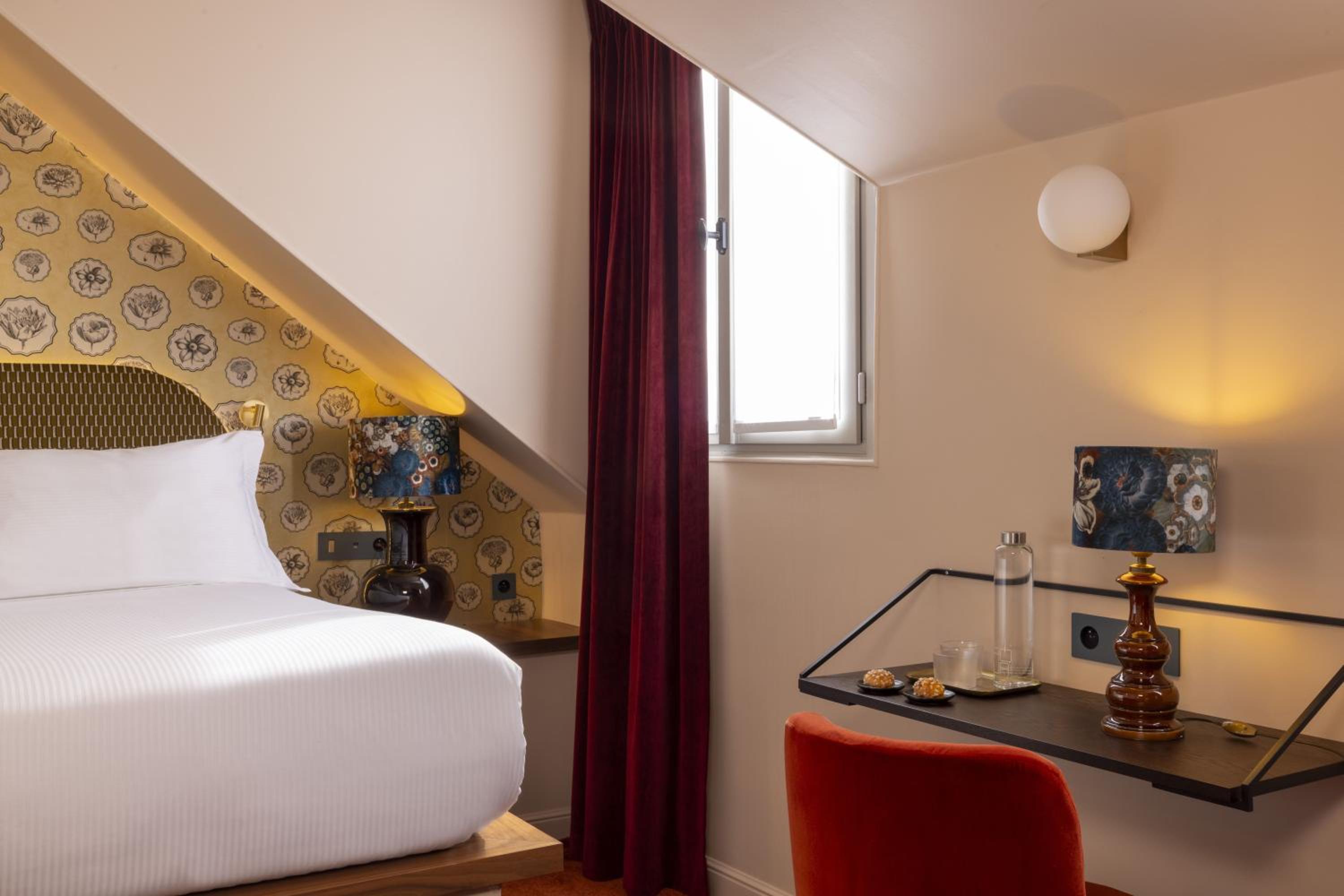 Superior Double Room thumbnail 5