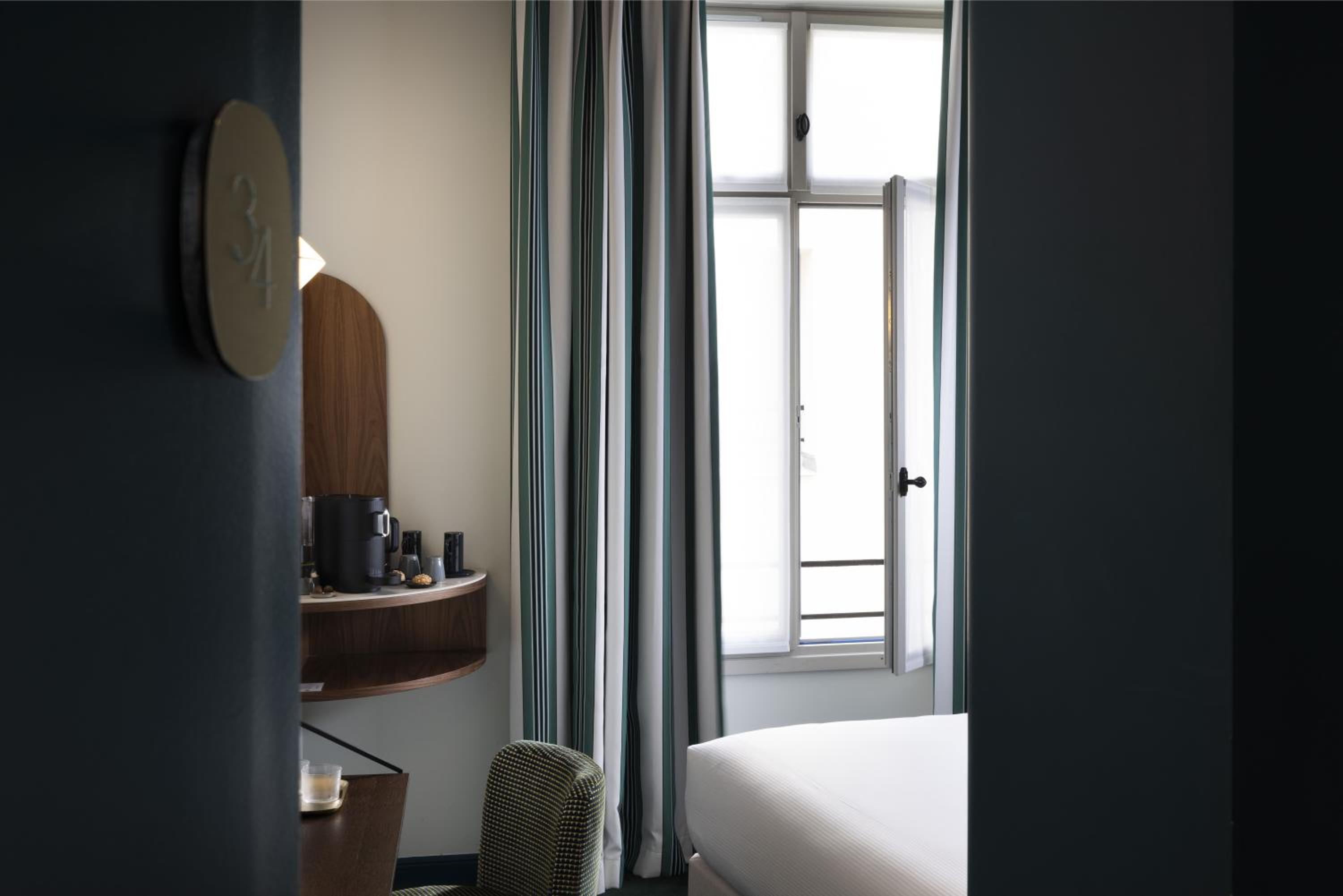 Deluxe Double or Twin Room thumbnail 5
