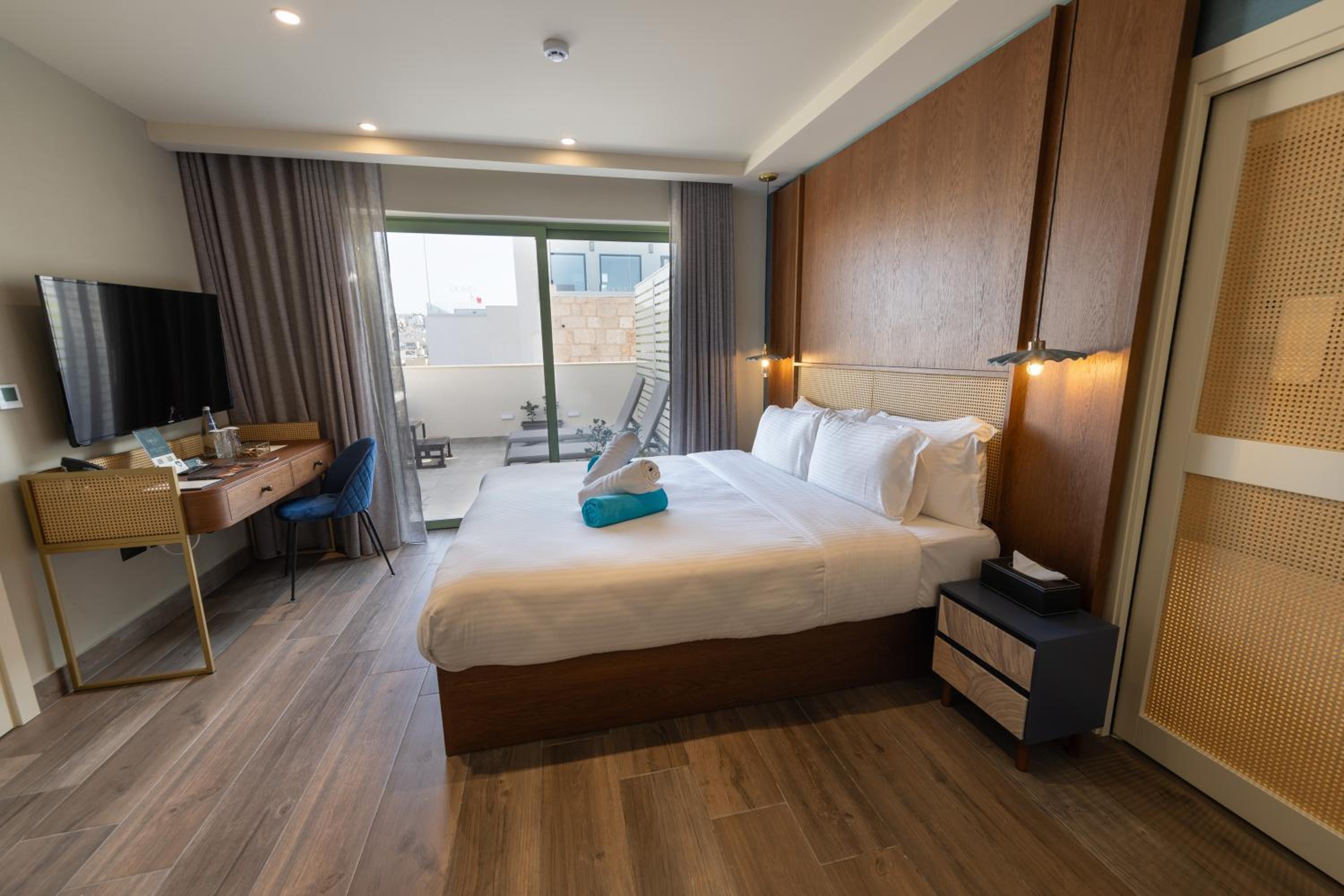 Deluxe Suite with Spa Bath photo 2