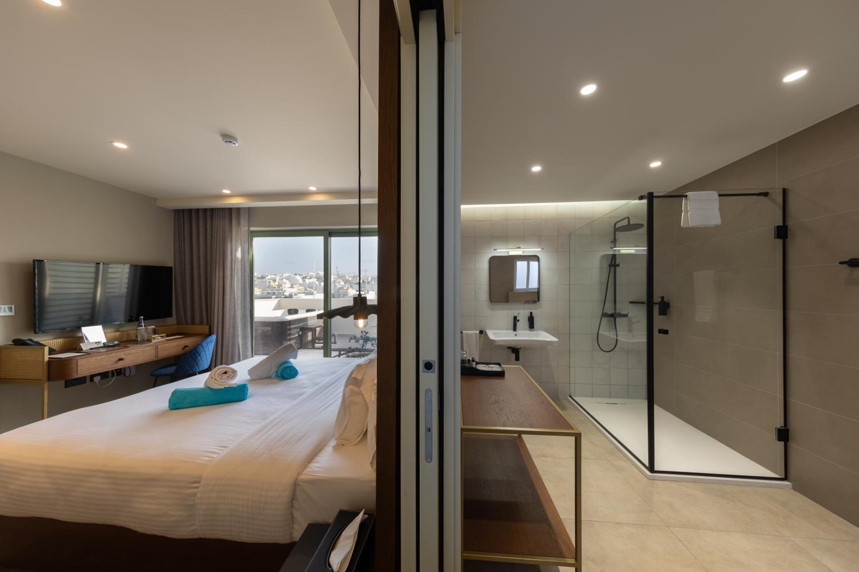 Deluxe Suite with Spa Bath photo 3