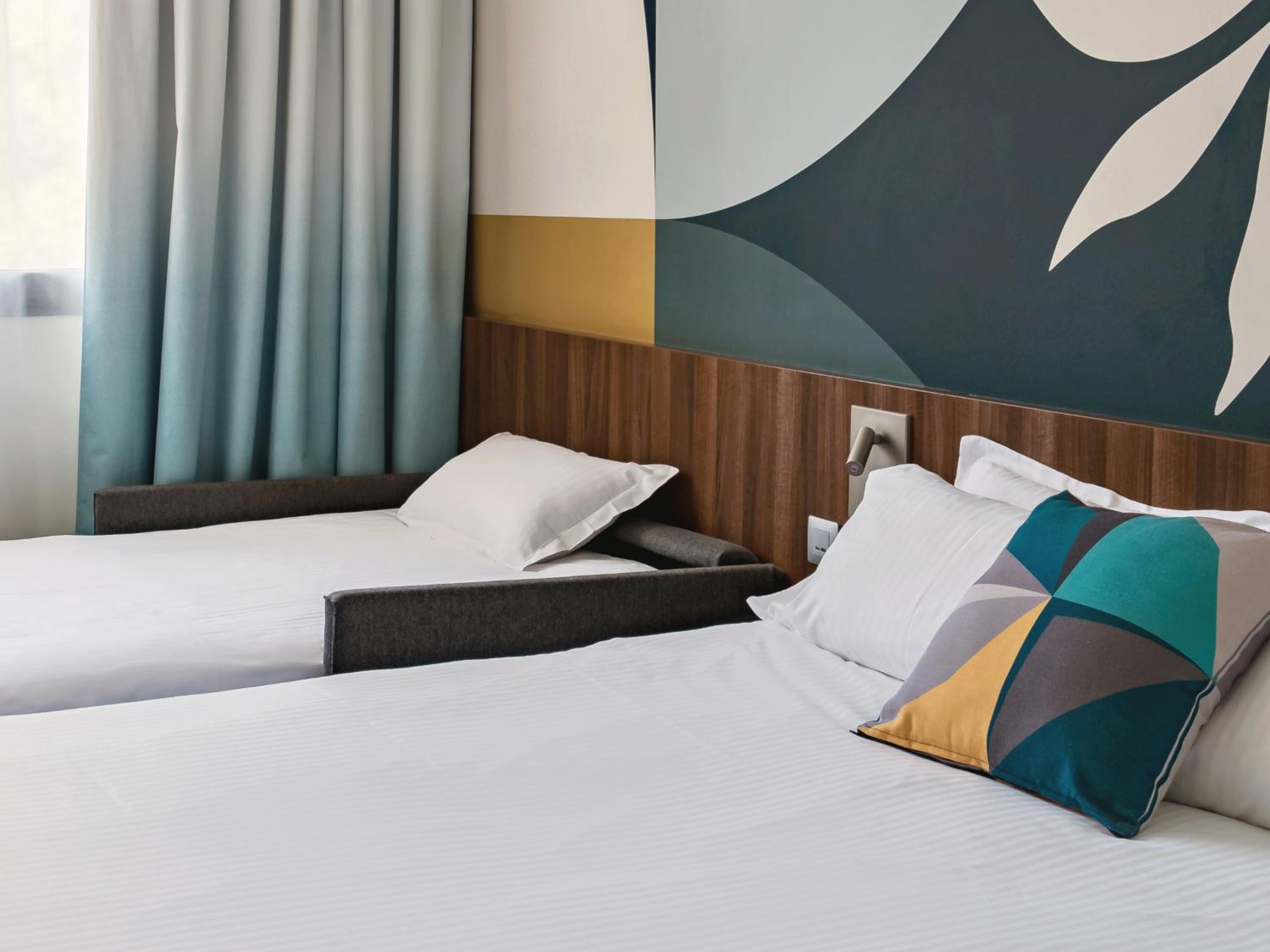 Standard Queen Room with Single Sofa Bed - Photo 4