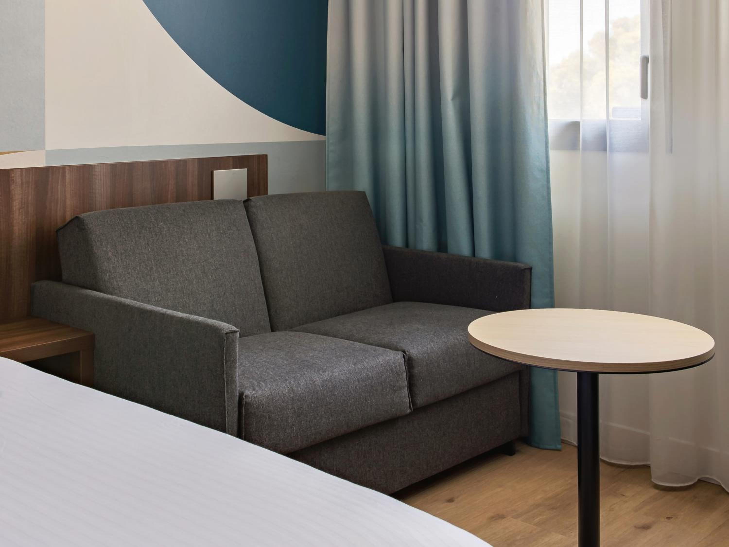 Standard Queen Room with Single Sofa Bed - Photo 3
