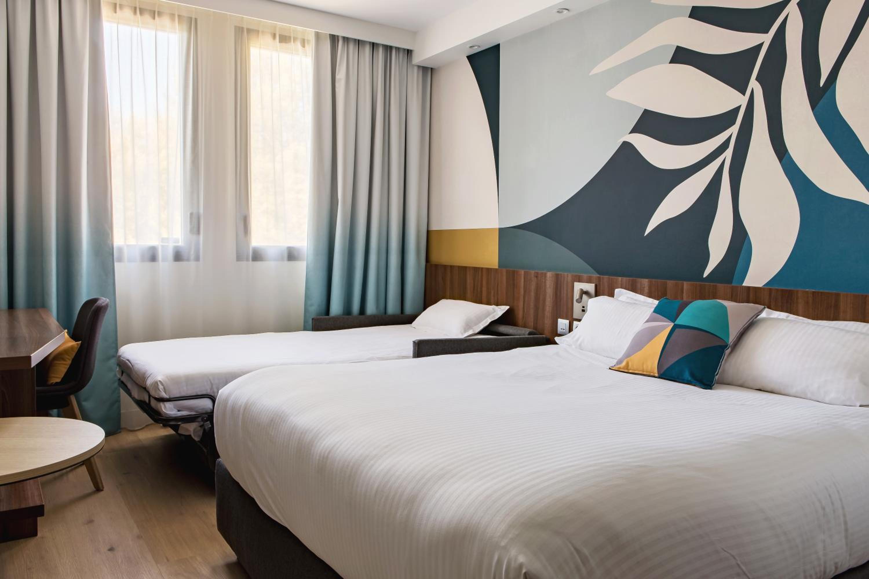 Standard Queen Room with Single Sofa Bed - Photo 1