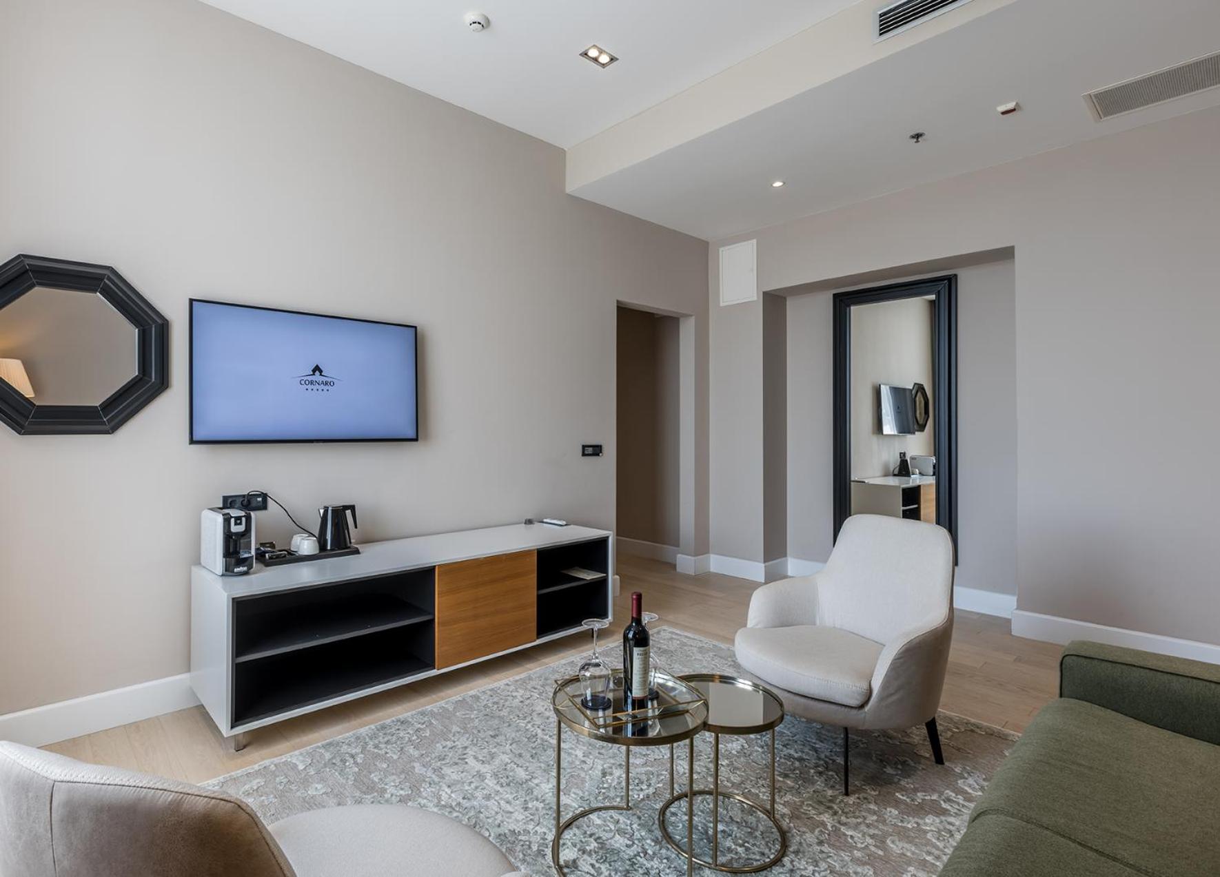 Superior King Suite photo 1