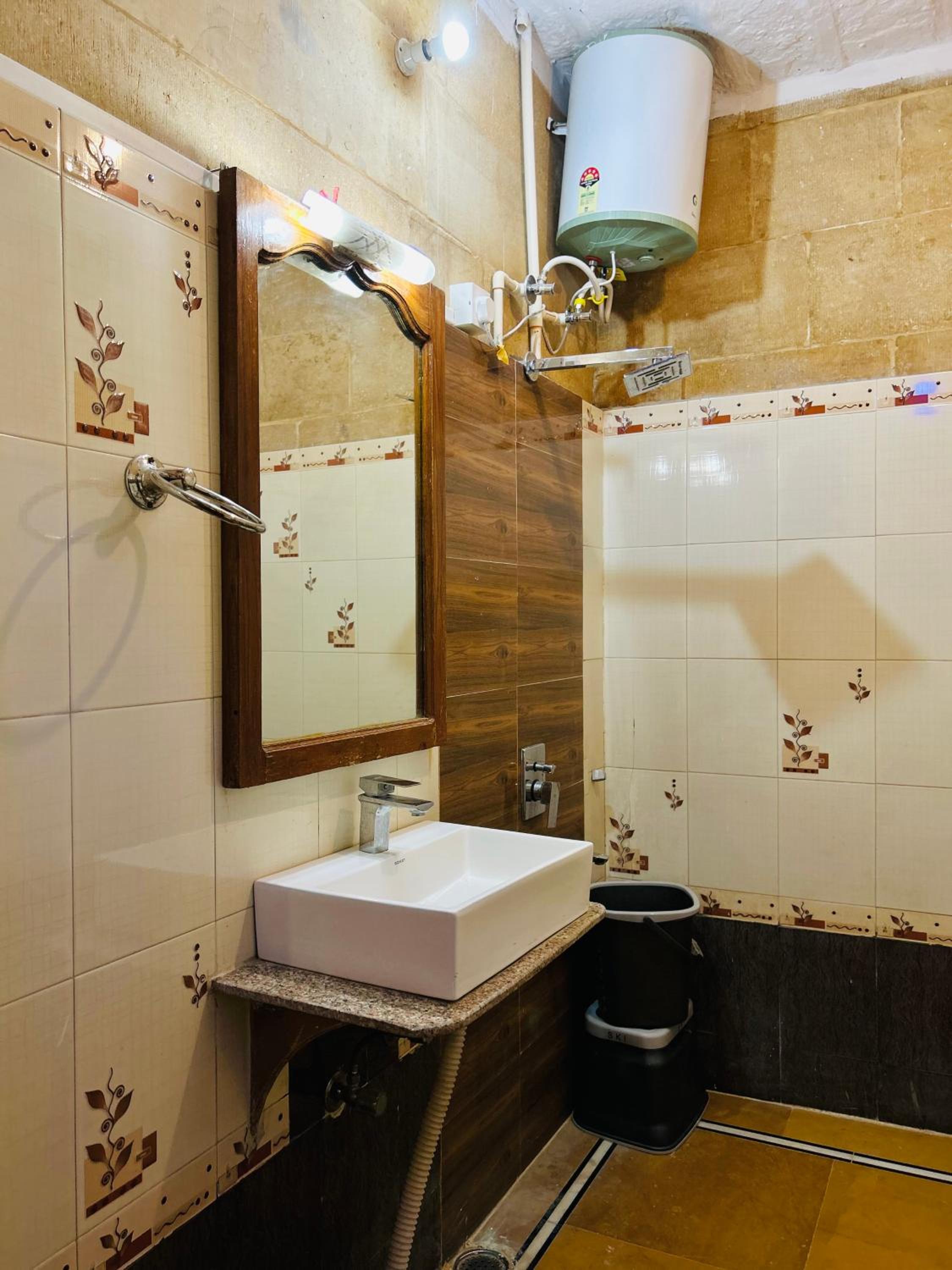 Deluxe Room - Photo 9