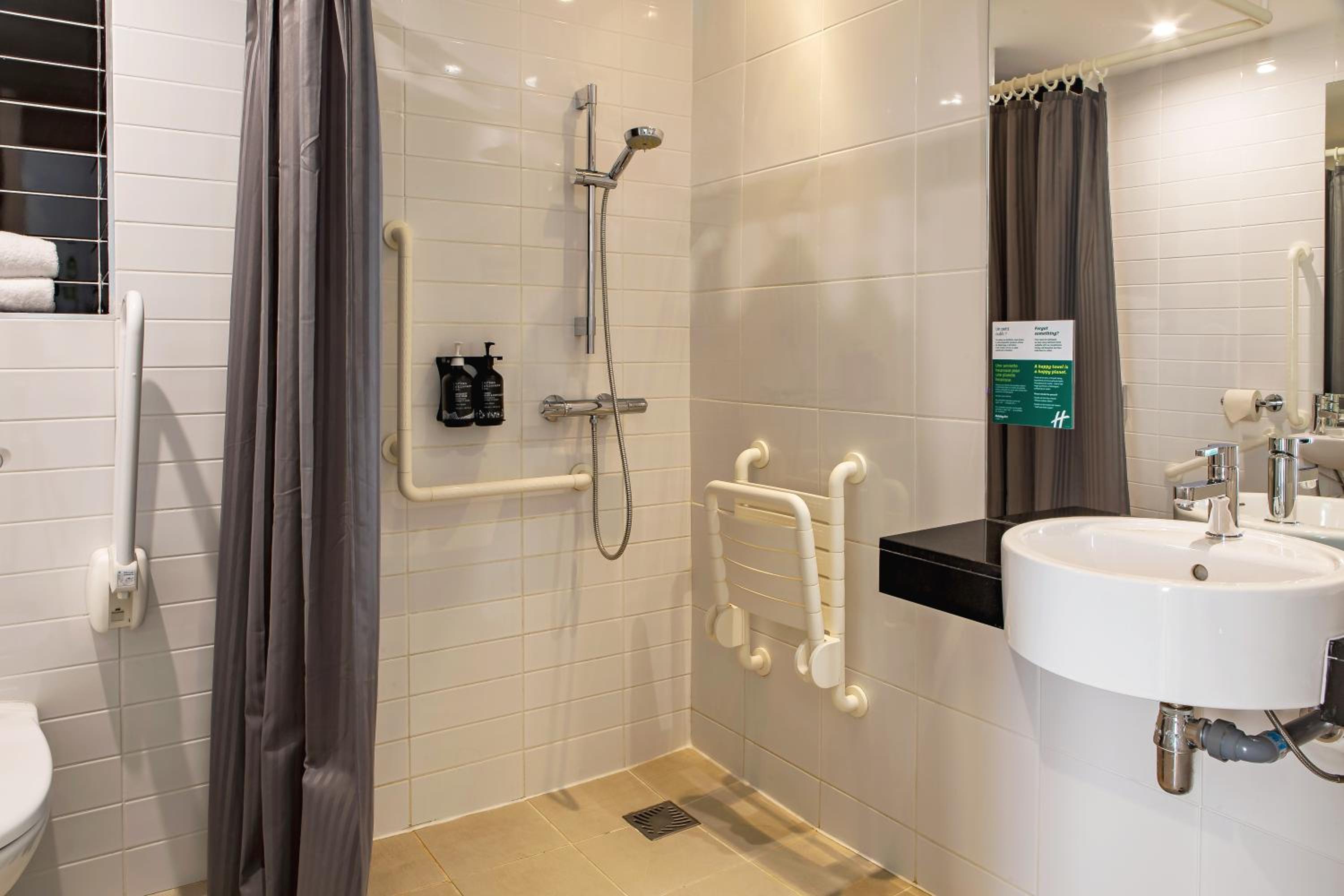 Premium Queen Room - Accessible photo 3