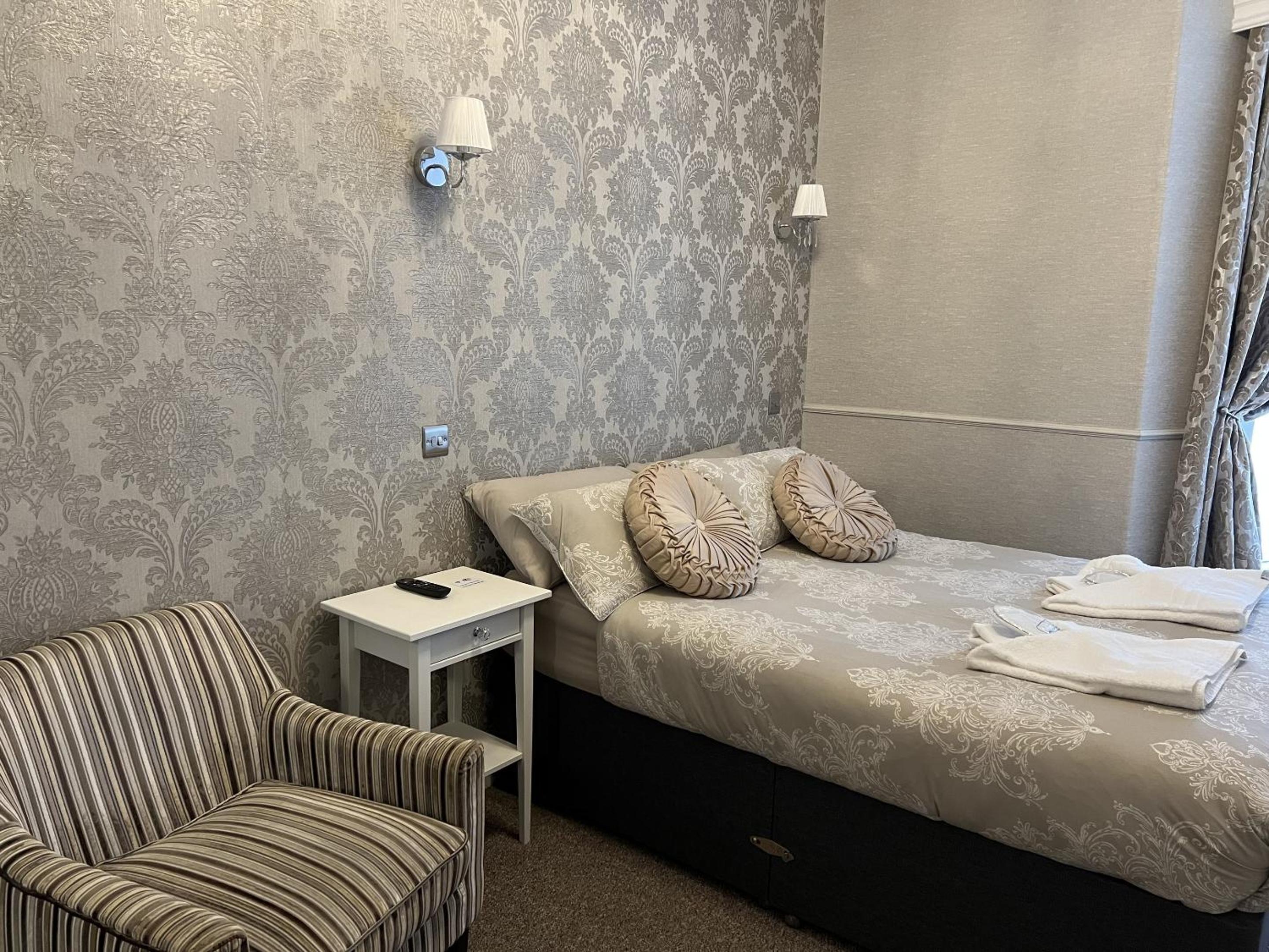 Standard Double Room - Photo 10