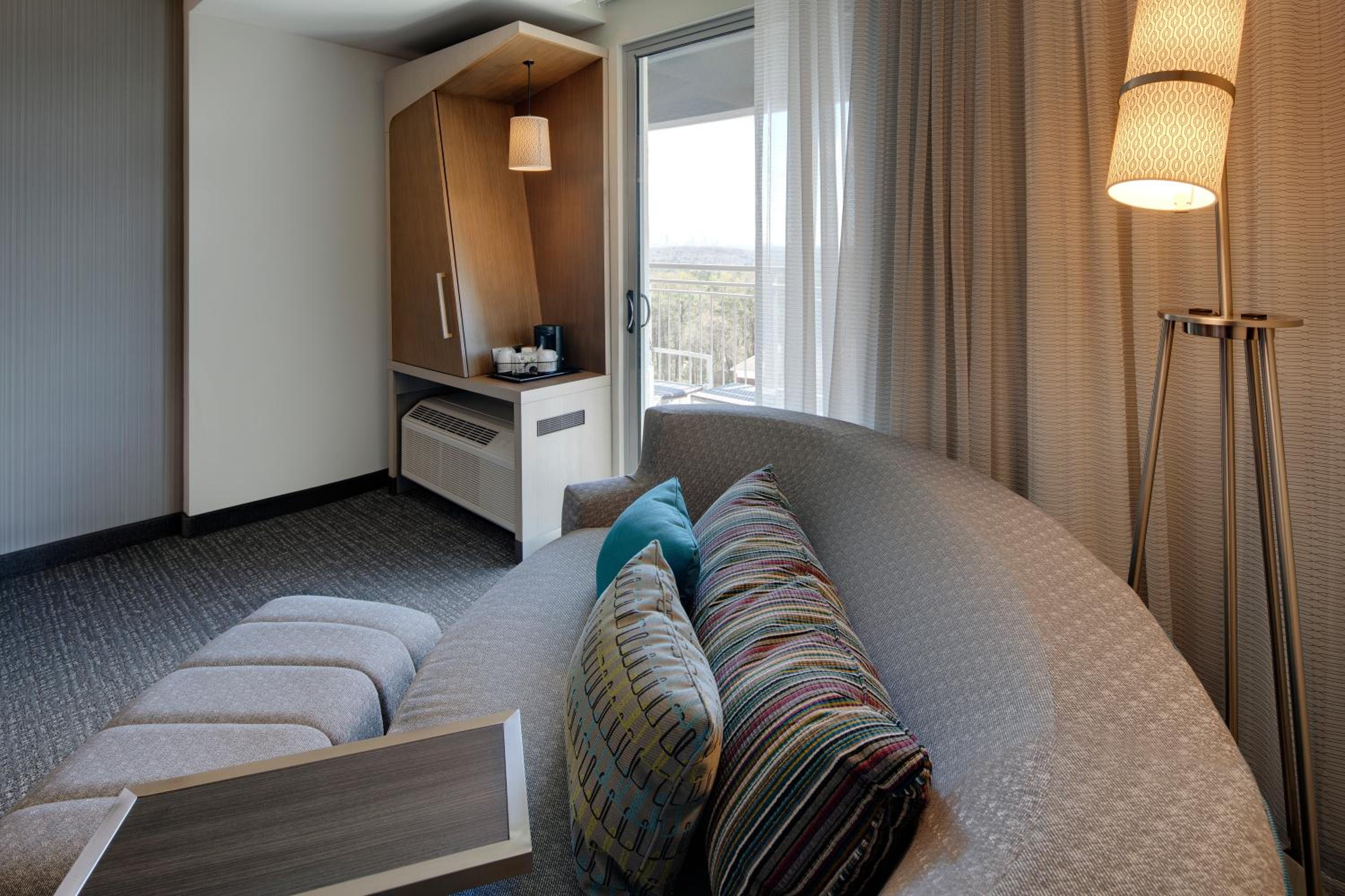 King Room with City View/Balcony/Roll-In Shower - Mobility Accessible