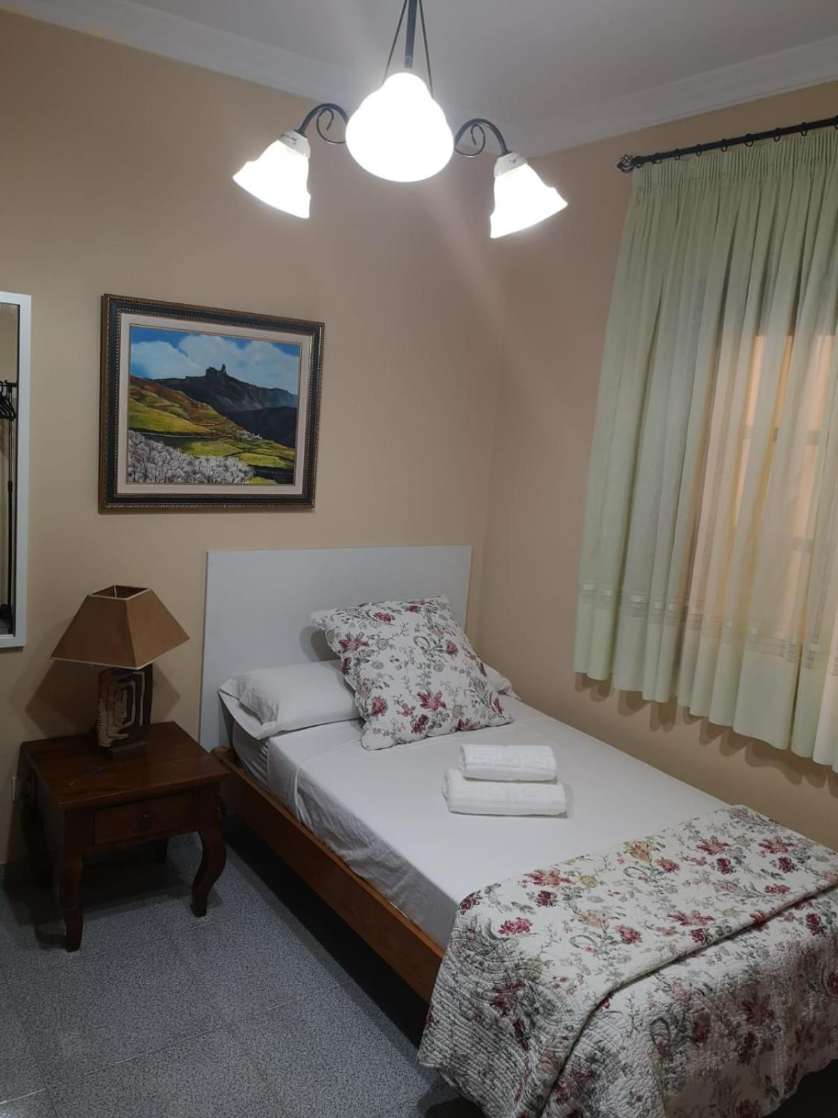 Single Room with Shared Bathroom photo 3