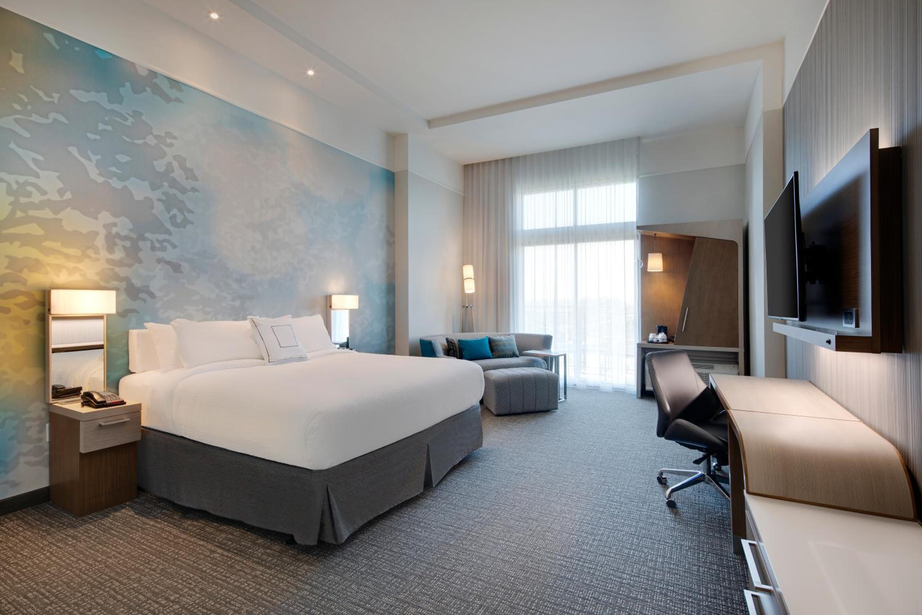 King Room with Adapted Tub and City View - Mobility and Hearing Accessible