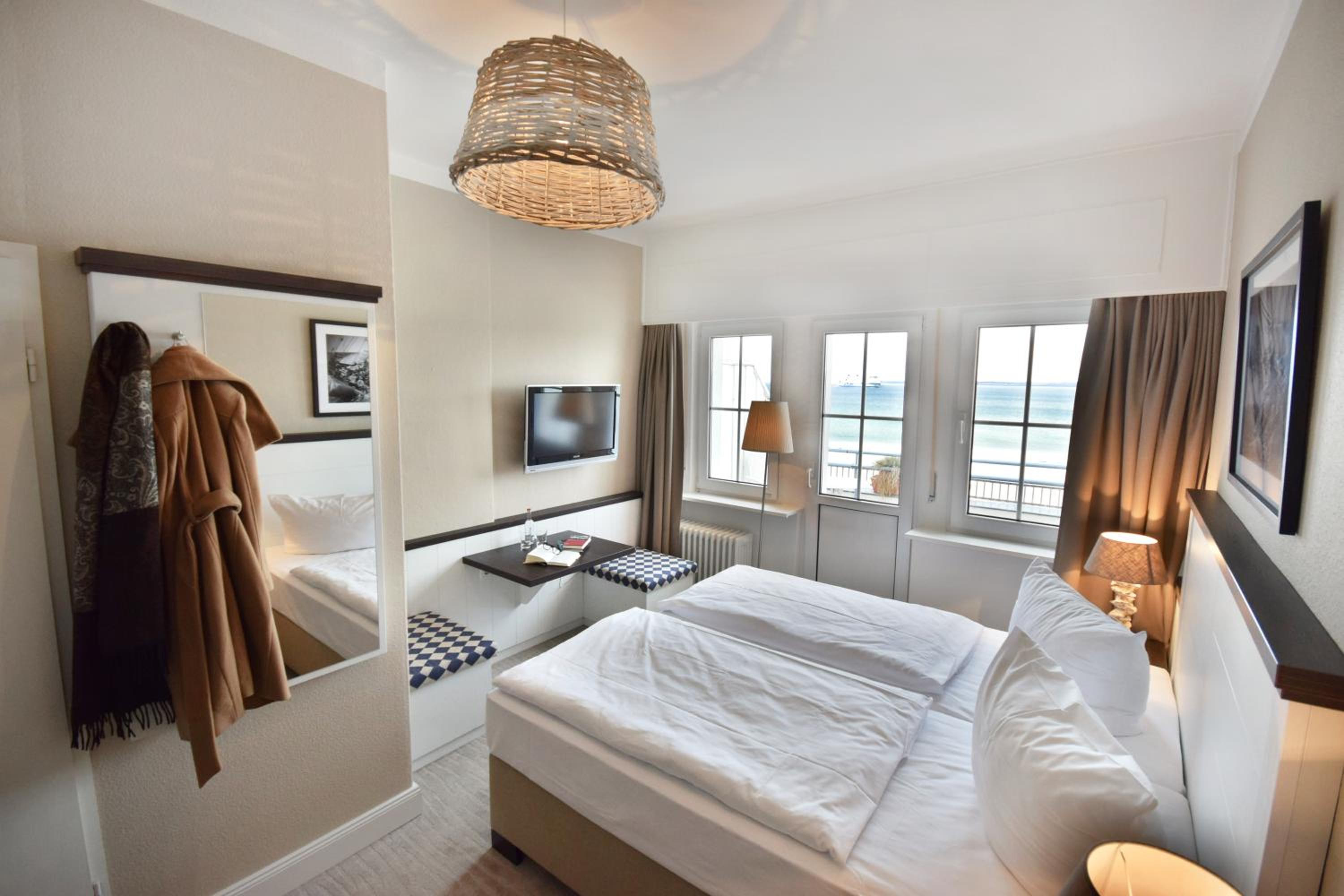 Deluxe Double Room with Sea View - Photo 3