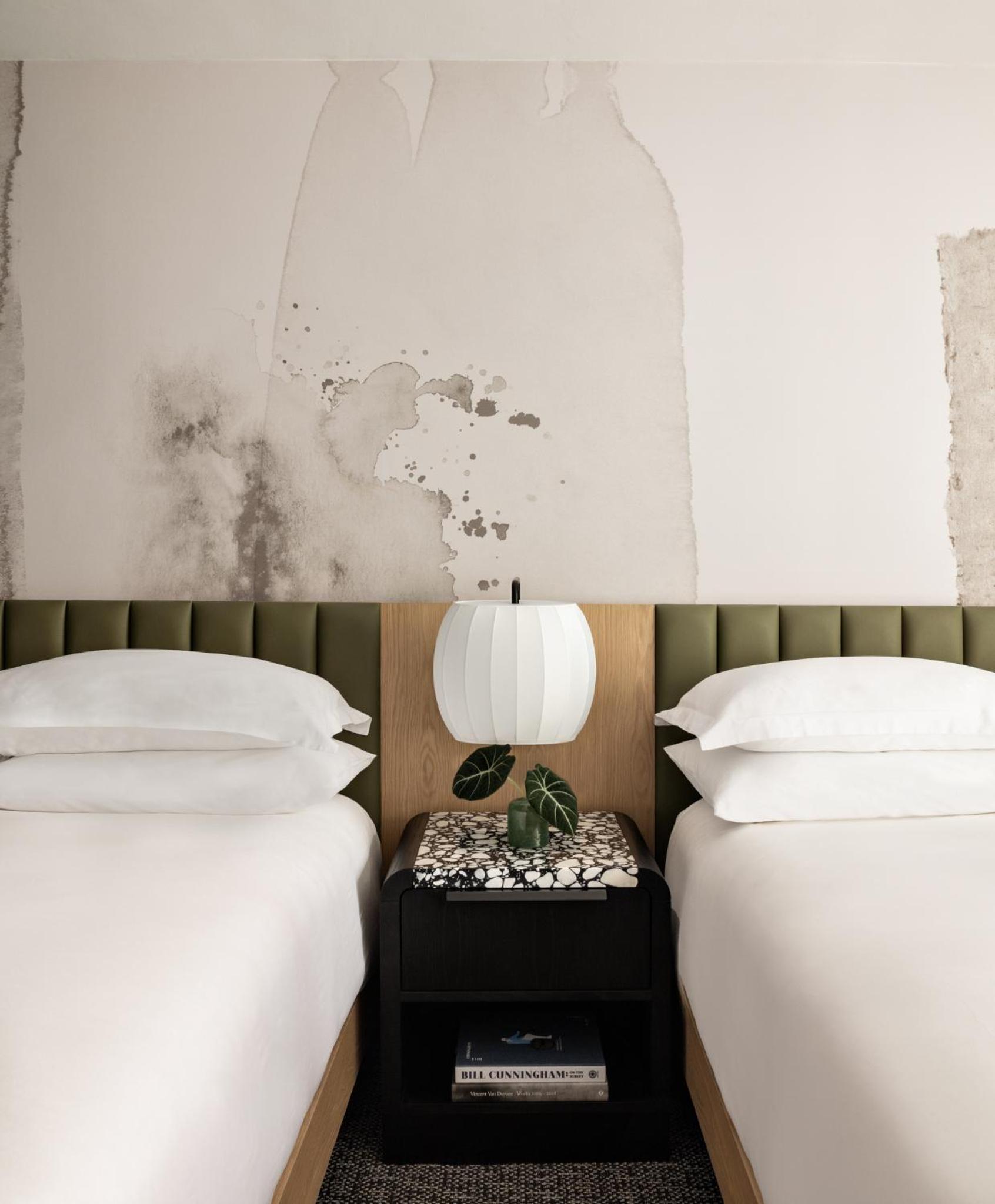 Queen Room with Two Queen Beds - Executive Level - Non-Smoking thumbnail 5